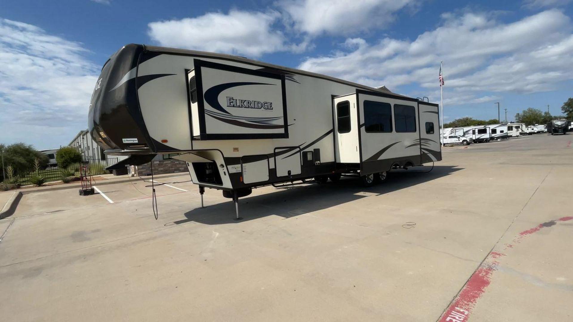 2016 HEARTLAND ELKRIDGE 38RSRT (5SFRG4226GE) , Length: 41.6 ft. | Dry Weight: 13,400 lbs. | Gross Weight: 15,500 lbs. | Slides: 5 transmission, located at 4319 N Main Street, Cleburne, TX, 76033, (817) 221-0660, 32.435829, -97.384178 - Photo#5