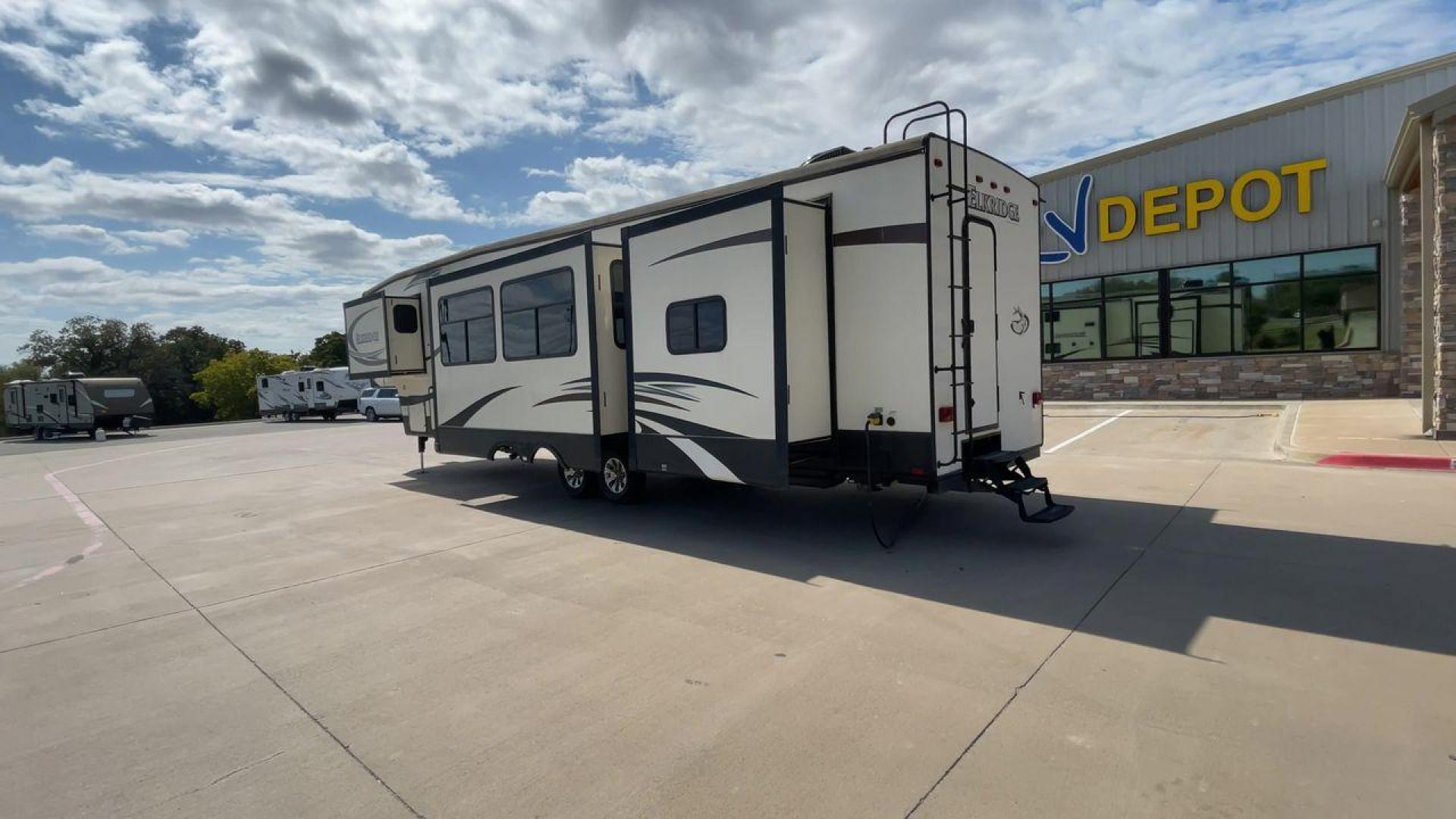 2016 HEARTLAND ELKRIDGE 38RSRT (5SFRG4226GE) , Length: 41.6 ft. | Dry Weight: 13,400 lbs. | Gross Weight: 15,500 lbs. | Slides: 5 transmission, located at 4319 N Main Street, Cleburne, TX, 76033, (817) 221-0660, 32.435829, -97.384178 - Photo#7