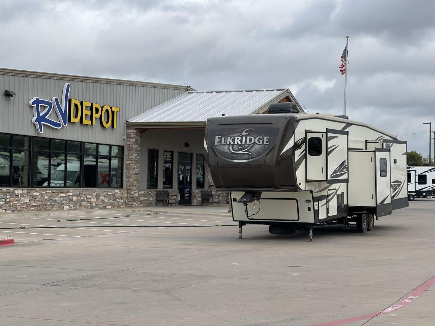 2016 HEARTLAND ELKRIDGE 39MBHS (5SFRG4227GE) , Length: 41.9 ft. | Dry Weight: 13,145 lbs. | Gross Weight: 15,500 lbs. | Slides: 4 transmission, located at 4319 N Main Street, Cleburne, TX, 76033, (817) 221-0660, 32.435829, -97.384178 - Photo#0