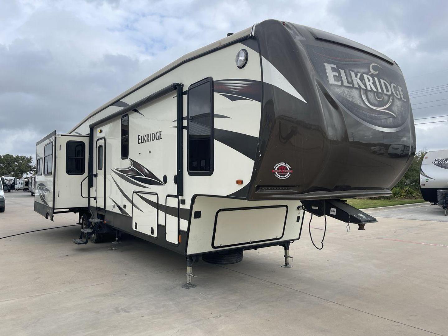 2016 HEARTLAND ELKRIDGE 39MBHS (5SFRG4227GE) , Length: 41.9 ft. | Dry Weight: 13,145 lbs. | Gross Weight: 15,500 lbs. | Slides: 4 transmission, located at 4319 N Main Street, Cleburne, TX, 76033, (817) 221-0660, 32.435829, -97.384178 - Photo#23