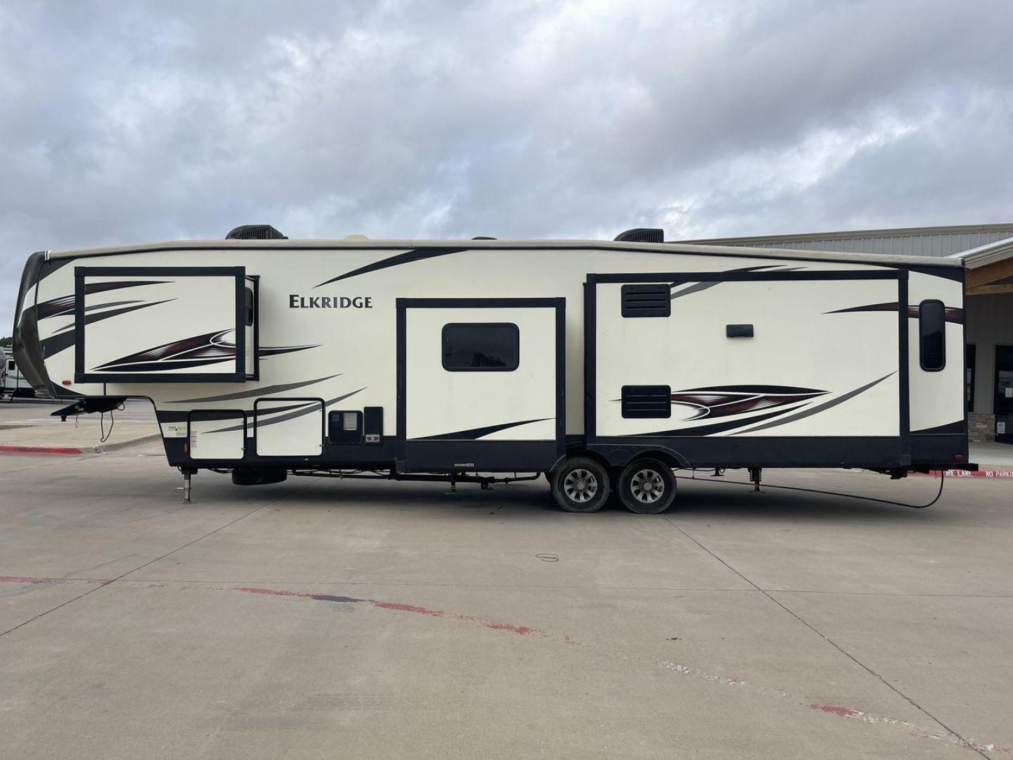 2016 HEARTLAND ELKRIDGE 39MBHS (5SFRG4227GE) , Length: 41.9 ft. | Dry Weight: 13,145 lbs. | Gross Weight: 15,500 lbs. | Slides: 4 transmission, located at 4319 N Main Street, Cleburne, TX, 76033, (817) 221-0660, 32.435829, -97.384178 - Photo#24