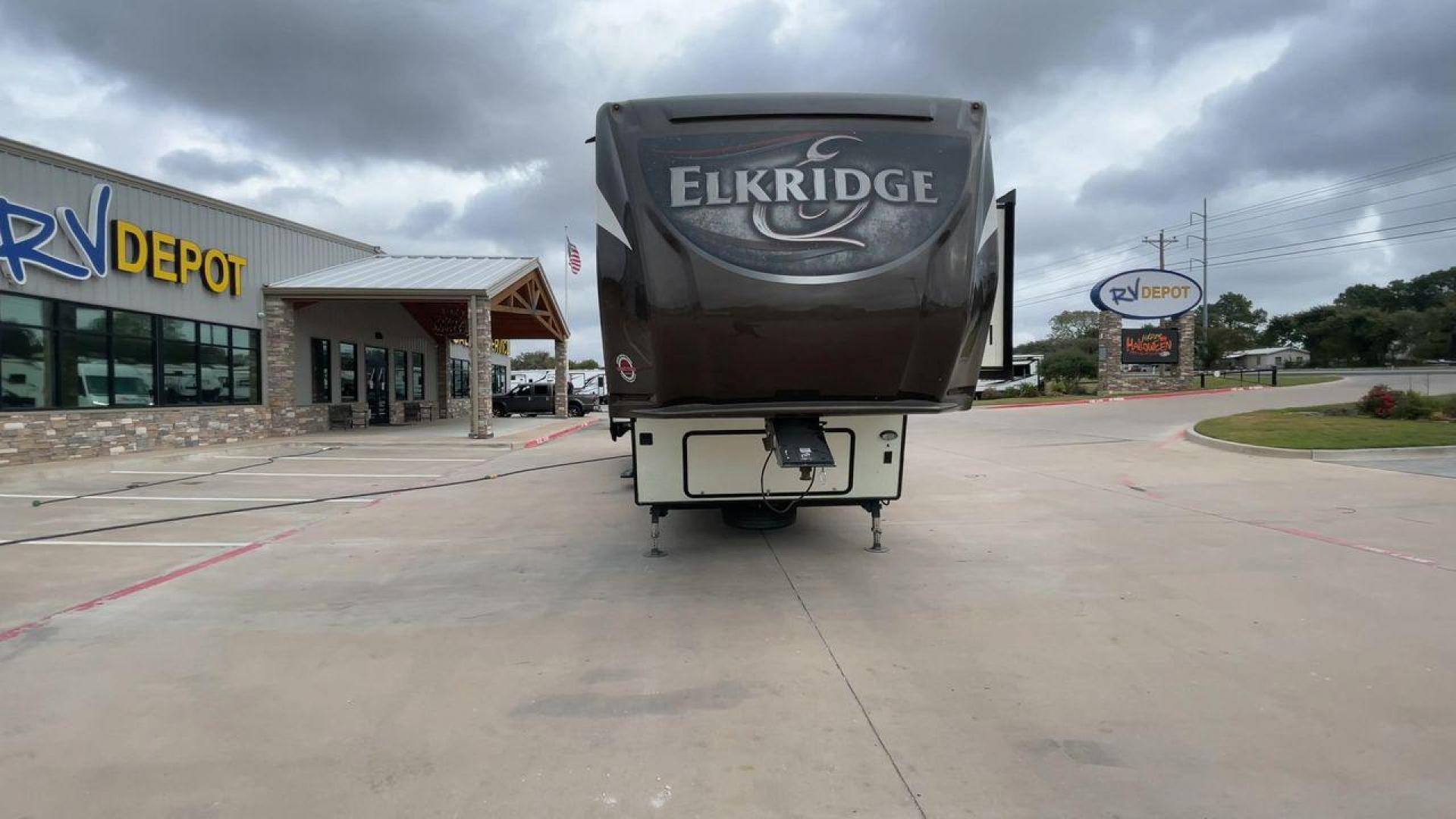 2016 HEARTLAND ELKRIDGE 39MBHS (5SFRG4227GE) , Length: 41.9 ft. | Dry Weight: 13,145 lbs. | Gross Weight: 15,500 lbs. | Slides: 4 transmission, located at 4319 N Main Street, Cleburne, TX, 76033, (817) 221-0660, 32.435829, -97.384178 - Photo#4