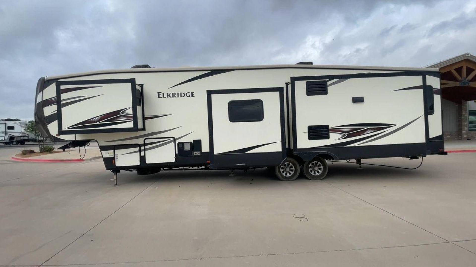 2016 HEARTLAND ELKRIDGE 39MBHS (5SFRG4227GE) , Length: 41.9 ft. | Dry Weight: 13,145 lbs. | Gross Weight: 15,500 lbs. | Slides: 4 transmission, located at 4319 N Main Street, Cleburne, TX, 76033, (817) 221-0660, 32.435829, -97.384178 - Photo#6