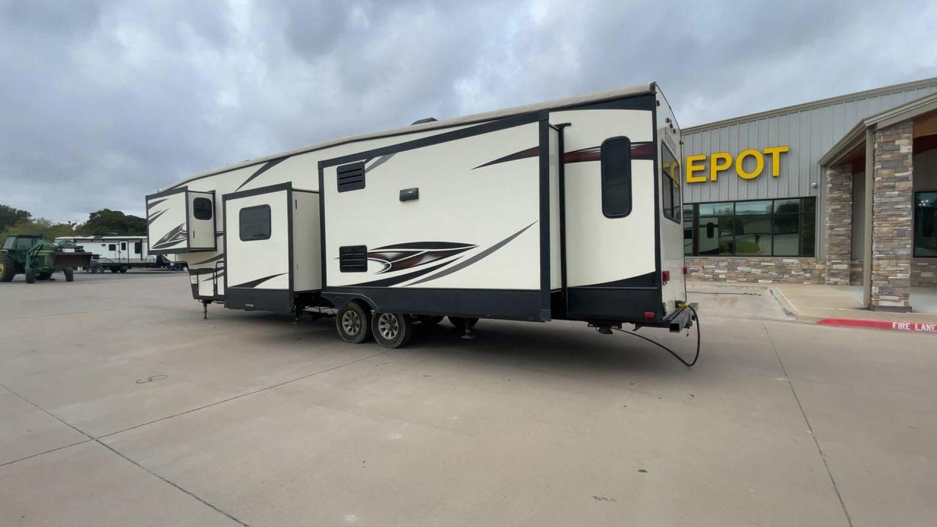 2016 HEARTLAND ELKRIDGE 39MBHS (5SFRG4227GE) , Length: 41.9 ft. | Dry Weight: 13,145 lbs. | Gross Weight: 15,500 lbs. | Slides: 4 transmission, located at 4319 N Main Street, Cleburne, TX, 76033, (817) 221-0660, 32.435829, -97.384178 - Photo#7