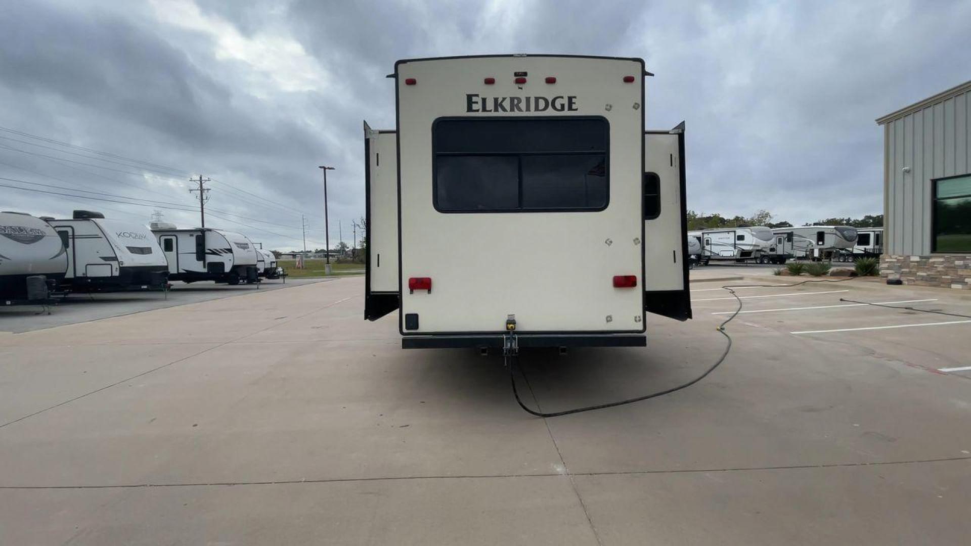 2016 HEARTLAND ELKRIDGE 39MBHS (5SFRG4227GE) , Length: 41.9 ft. | Dry Weight: 13,145 lbs. | Gross Weight: 15,500 lbs. | Slides: 4 transmission, located at 4319 N Main Street, Cleburne, TX, 76033, (817) 221-0660, 32.435829, -97.384178 - Photo#8