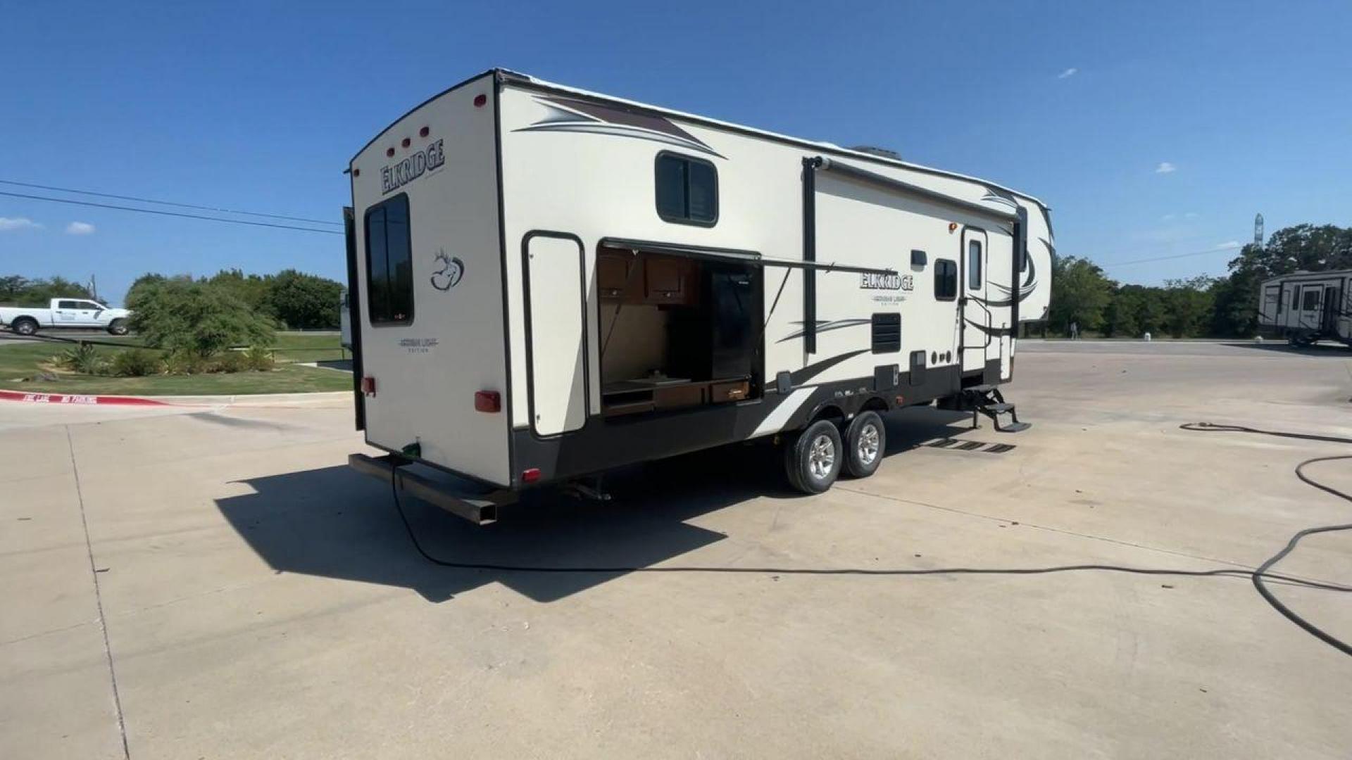 2016 HEARTLAND ELKRIDGE E30 (5SFRG332XGE) , Length: 34.4 ft. | Dry Weight: 9,022 lbs. | Gross Weight: 11,700 lbs. | Slides: 2 transmission, located at 4319 N Main Street, Cleburne, TX, 76033, (817) 221-0660, 32.435829, -97.384178 - Photo#1