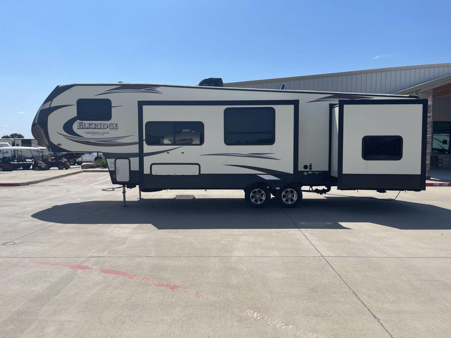 2016 HEARTLAND ELKRIDGE E30 (5SFRG332XGE) , Length: 34.4 ft. | Dry Weight: 9,022 lbs. | Gross Weight: 11,700 lbs. | Slides: 2 transmission, located at 4319 N Main Street, Cleburne, TX, 76033, (817) 221-0660, 32.435829, -97.384178 - Photo#23