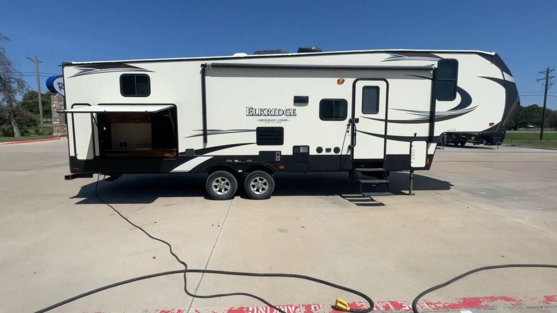 2016 HEARTLAND ELKRIDGE E30 (5SFRG332XGE) , Length: 34.4 ft. | Dry Weight: 9,022 lbs. | Gross Weight: 11,700 lbs. | Slides: 2 transmission, located at 4319 N Main Street, Cleburne, TX, 76033, (817) 221-0660, 32.435829, -97.384178 - Photo#2