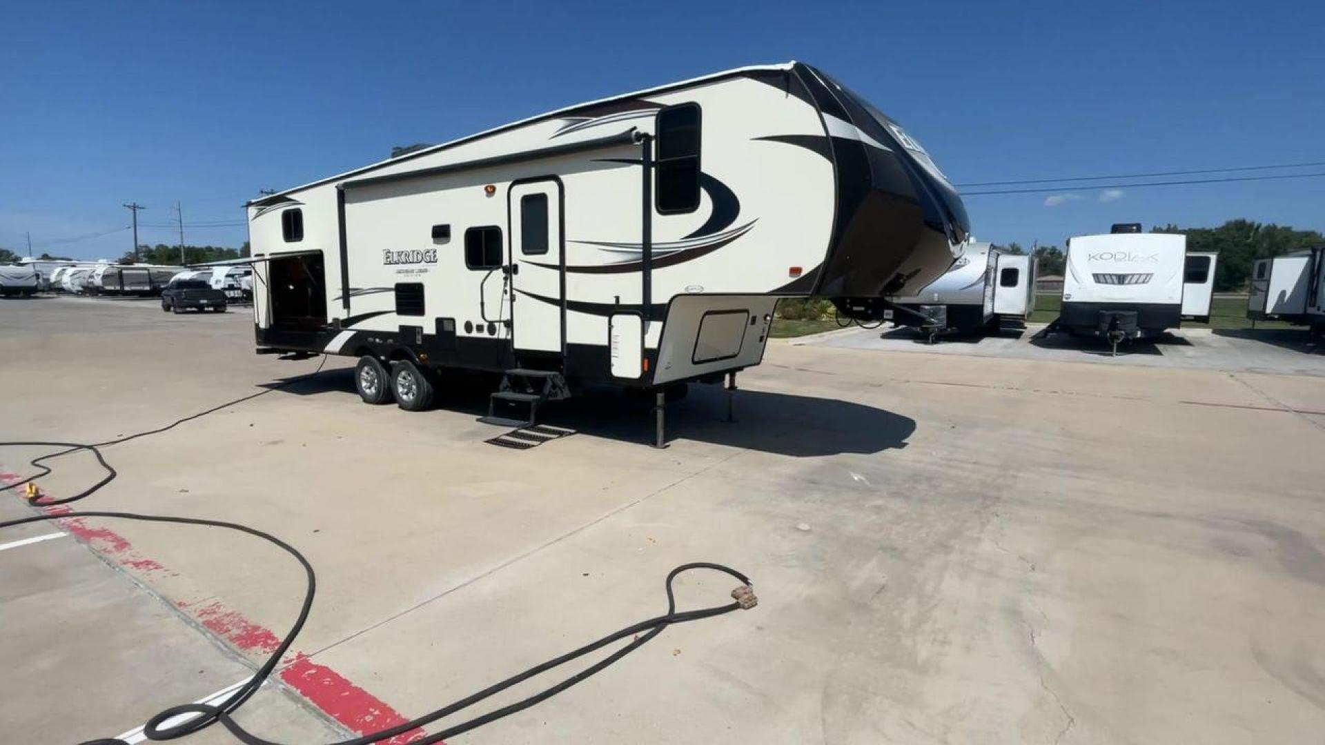 2016 HEARTLAND ELKRIDGE E30 (5SFRG332XGE) , Length: 34.4 ft. | Dry Weight: 9,022 lbs. | Gross Weight: 11,700 lbs. | Slides: 2 transmission, located at 4319 N Main Street, Cleburne, TX, 76033, (817) 221-0660, 32.435829, -97.384178 - Photo#3