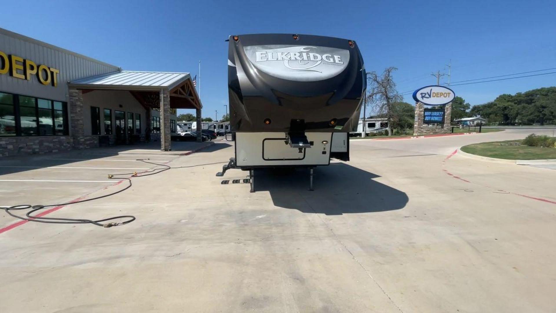 2016 HEARTLAND ELKRIDGE E30 (5SFRG332XGE) , Length: 34.4 ft. | Dry Weight: 9,022 lbs. | Gross Weight: 11,700 lbs. | Slides: 2 transmission, located at 4319 N Main Street, Cleburne, TX, 76033, (817) 221-0660, 32.435829, -97.384178 - Photo#4