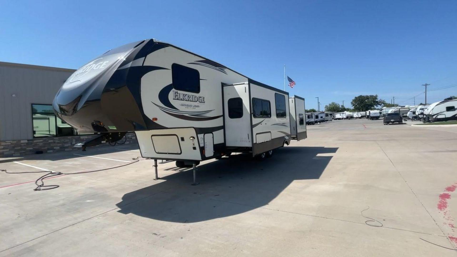 2016 HEARTLAND ELKRIDGE E30 (5SFRG332XGE) , Length: 34.4 ft. | Dry Weight: 9,022 lbs. | Gross Weight: 11,700 lbs. | Slides: 2 transmission, located at 4319 N Main Street, Cleburne, TX, 76033, (817) 221-0660, 32.435829, -97.384178 - Photo#5