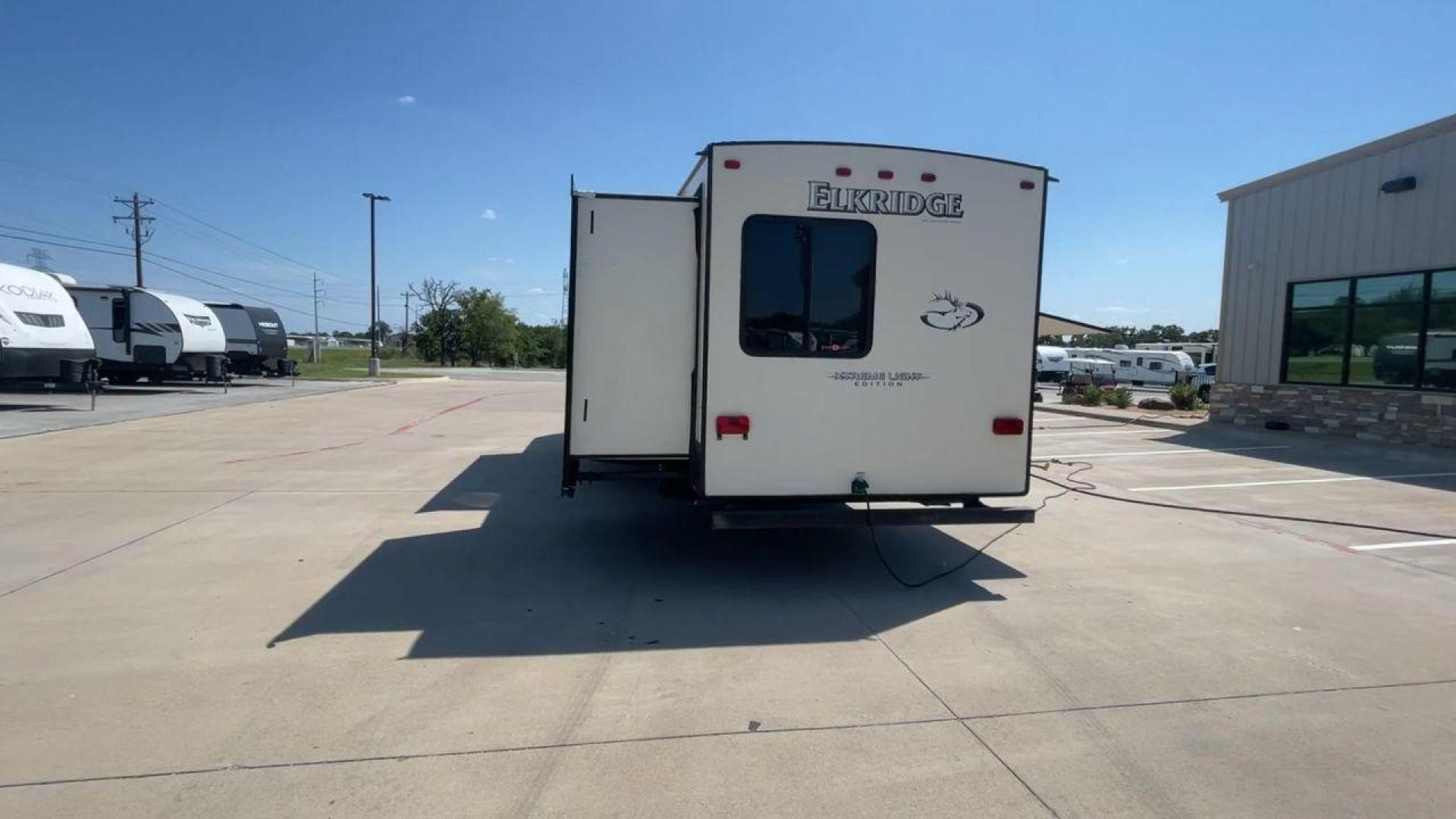 2016 HEARTLAND ELKRIDGE E30 (5SFRG332XGE) , Length: 34.4 ft. | Dry Weight: 9,022 lbs. | Gross Weight: 11,700 lbs. | Slides: 2 transmission, located at 4319 N Main Street, Cleburne, TX, 76033, (817) 221-0660, 32.435829, -97.384178 - Photo#8