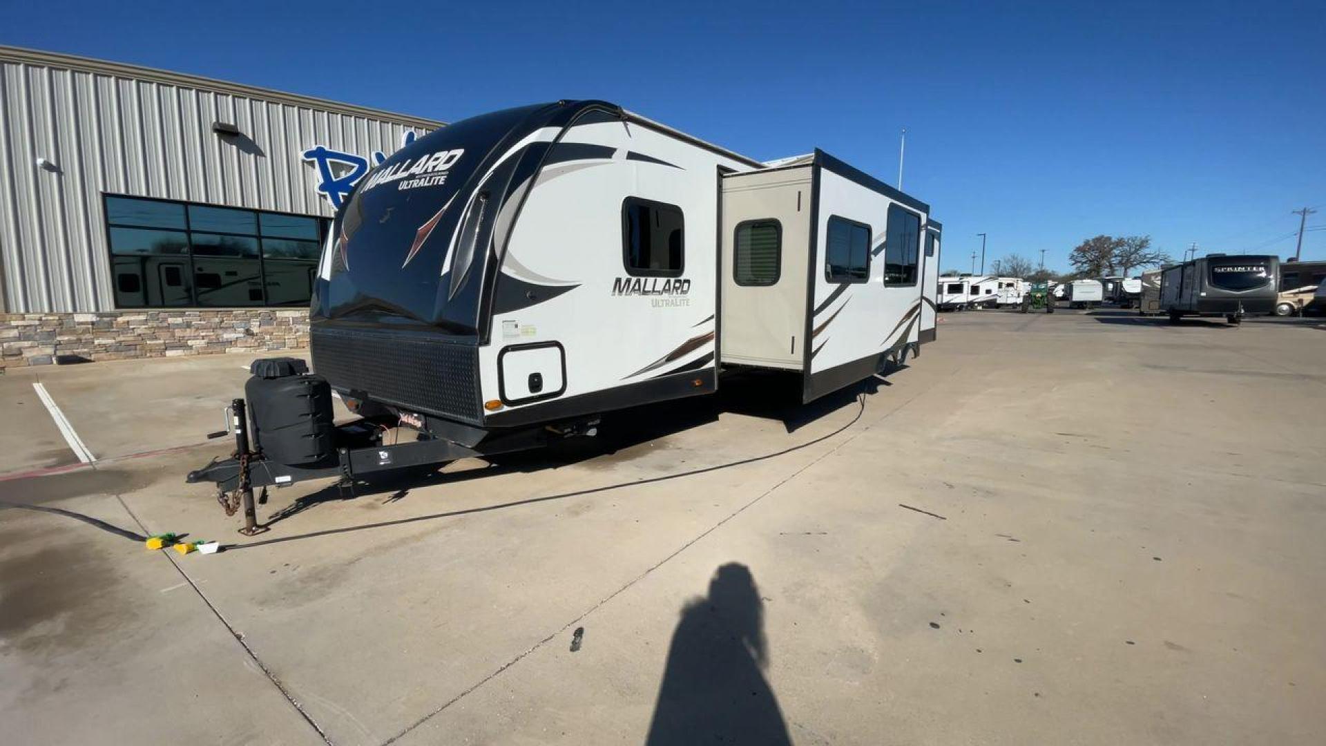 2016 HEARTLAND MALLARD M32 (5SFNB3423GE) , Length: 34.7 ft. | Dry Weight: 6,700 lbs. | Gross Weight: 8,600 lbs. | Slides: 2 transmission, located at 4319 N Main Street, Cleburne, TX, 76033, (817) 221-0660, 32.435829, -97.384178 - "The 2016 Heartland Mallard M32 is a spacious and versatile travel trailer designed to make your camping adventures comfortable and memorable. With a length of 34.7 ft., a width of 8 ft., and a height of 11.33 ft., this unit offers plenty of room for family and friends. It has a dry weight of 6,700 - Photo#5