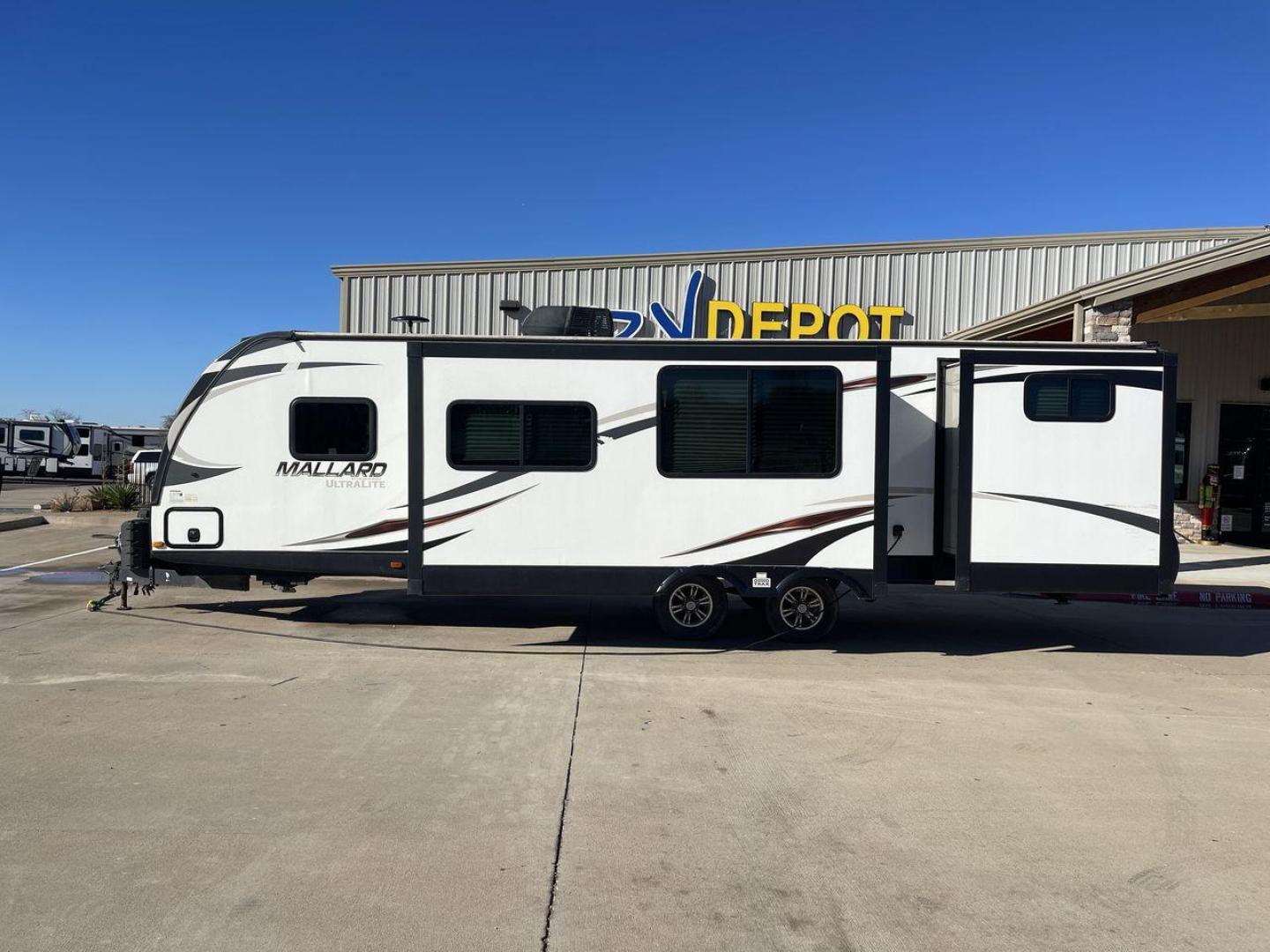 2016 HEARTLAND MALLARD M32 (5SFNB3423GE) , Length: 34.7 ft. | Dry Weight: 6,700 lbs. | Gross Weight: 8,600 lbs. | Slides: 2 transmission, located at 4319 N Main Street, Cleburne, TX, 76033, (817) 221-0660, 32.435829, -97.384178 - "The 2016 Heartland Mallard M32 is a spacious and versatile travel trailer designed to make your camping adventures comfortable and memorable. With a length of 34.7 ft., a width of 8 ft., and a height of 11.33 ft., this unit offers plenty of room for family and friends. It has a dry weight of 6,700 - Photo#24