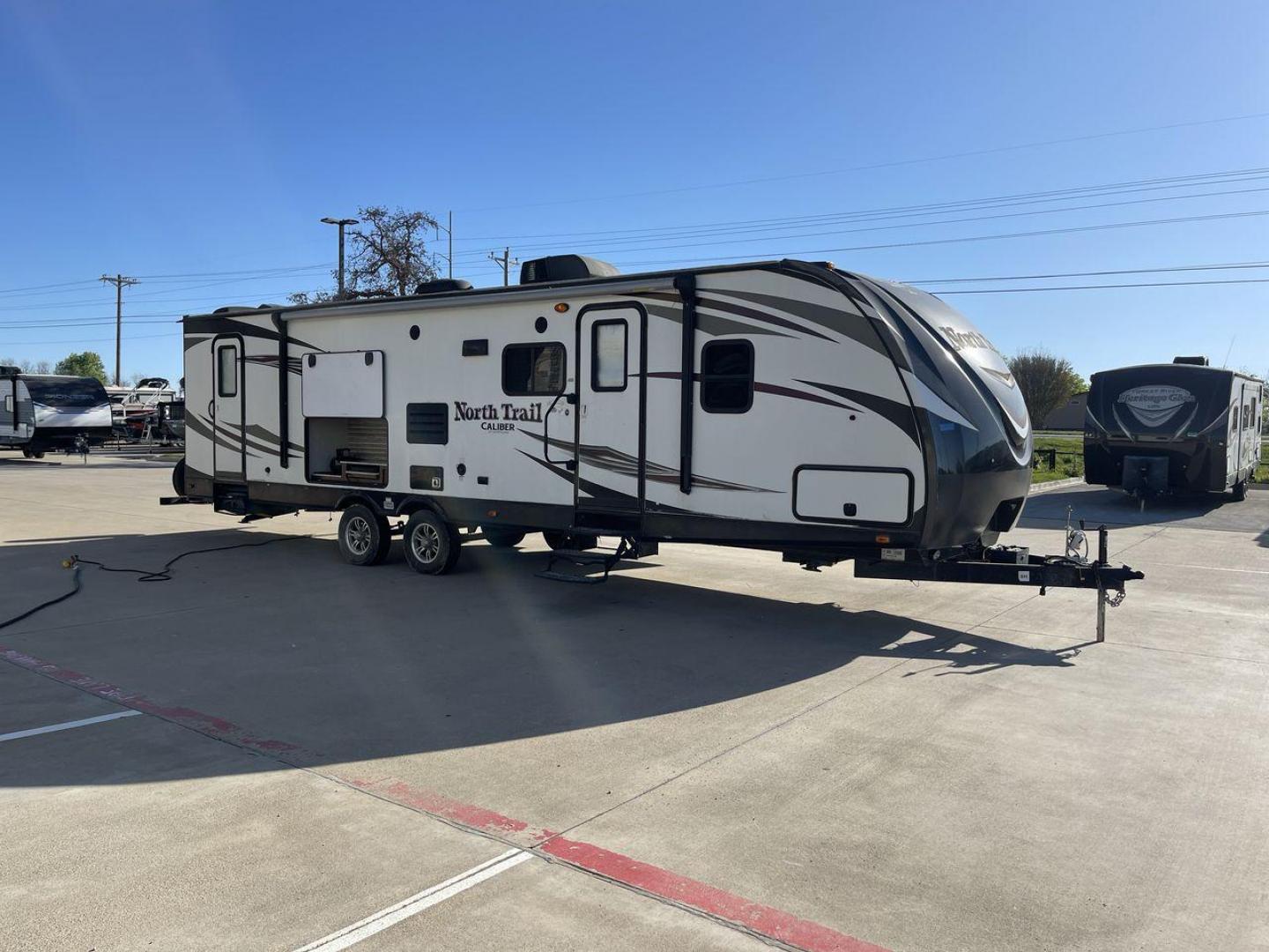 2016 WHITE HEARTLAND NORTH TRAIL 31BHDD - (5SFNB3529GE) , Length: 35.92 ft. | Dry Weight: 6,399 lbs. | Gross Weight: 8,600 lbs. | Slides: 1 transmission, located at 4319 N Main Street, Cleburne, TX, 76033, (817) 221-0660, 32.435829, -97.384178 - This 2016 Heartland North Trail NT KING 31BHDD travel trailer measures just under 36' in length. It is a dual axle, steel wheel setup with a dry weight of 6,399 lbs and has a carrying capacity of 2,165 lbs. This travel trailer has one slide. The front of the trailer holds the bedroom. It has a q - Photo#24