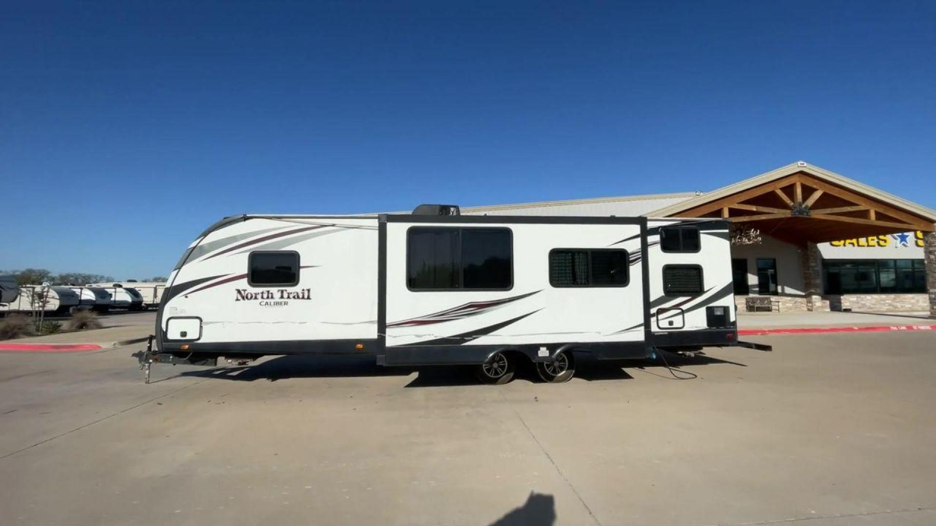 2016 WHITE HEARTLAND NORTH TRAIL 31BHDD - (5SFNB3529GE) , Length: 35.92 ft. | Dry Weight: 6,399 lbs. | Gross Weight: 8,600 lbs. | Slides: 1 transmission, located at 4319 N Main Street, Cleburne, TX, 76033, (817) 221-0660, 32.435829, -97.384178 - This 2016 Heartland North Trail NT KING 31BHDD travel trailer measures just under 36' in length. It is a dual axle, steel wheel setup with a dry weight of 6,399 lbs and has a carrying capacity of 2,165 lbs. This travel trailer has one slide. The front of the trailer holds the bedroom. It has a q - Photo#6