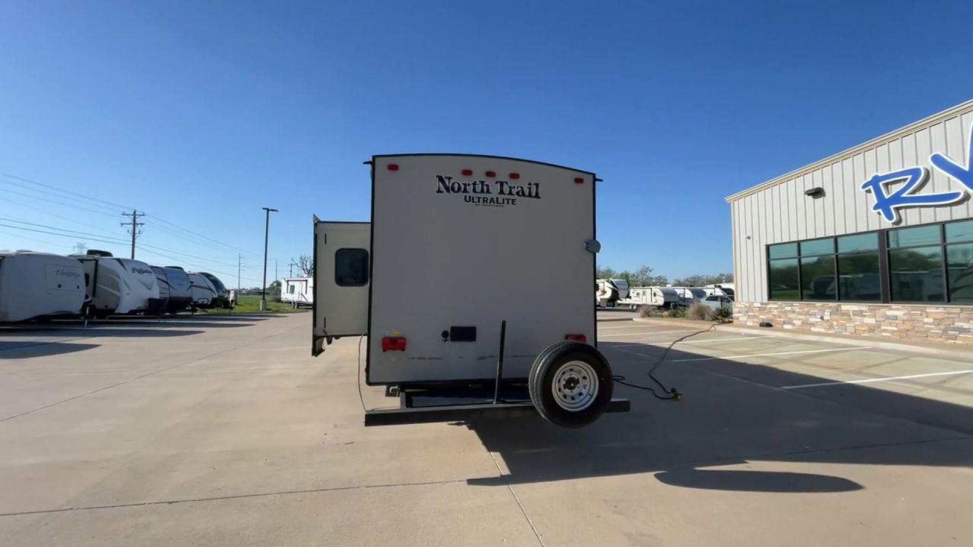 2016 WHITE HEARTLAND NORTH TRAIL 31BHDD - (5SFNB3529GE) , Length: 35.92 ft. | Dry Weight: 6,399 lbs. | Gross Weight: 8,600 lbs. | Slides: 1 transmission, located at 4319 N Main Street, Cleburne, TX, 76033, (817) 221-0660, 32.435829, -97.384178 - This 2016 Heartland North Trail NT KING 31BHDD travel trailer measures just under 36' in length. It is a dual axle, steel wheel setup with a dry weight of 6,399 lbs and has a carrying capacity of 2,165 lbs. This travel trailer has one slide. The front of the trailer holds the bedroom. It has a q - Photo#8