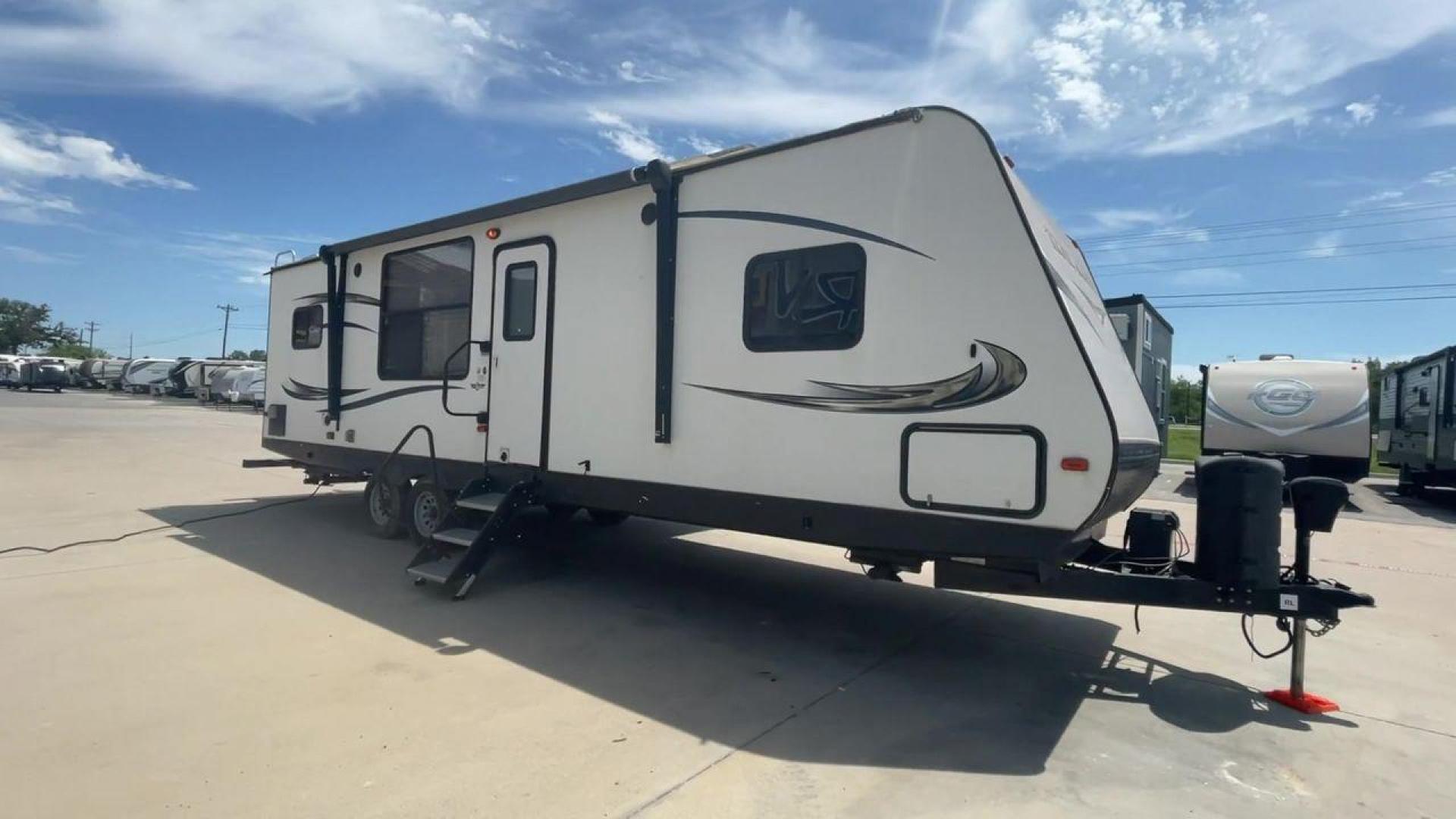 2016 WHITE HEARTLAND TRAIL RUNNER 27RKS (5SFEB3321GE) , Length: 33.4 ft. | Dry Weight: 6,542 lbs. | Gross Weight: 9,000 lbs. | Slides: 1 transmission, located at 4319 N Main Street, Cleburne, TX, 76033, (817) 221-0660, 32.435829, -97.384178 - With the 2016 Heartland Trail Runner 27RKS travel trailer, set out on an adventure-filled and comfortable tour. For those looking for an unforgettable camping experience, this well-designed RV offers the ideal blend of roomy living, contemporary conveniences, and considerate features. The measuremen - Photo#3