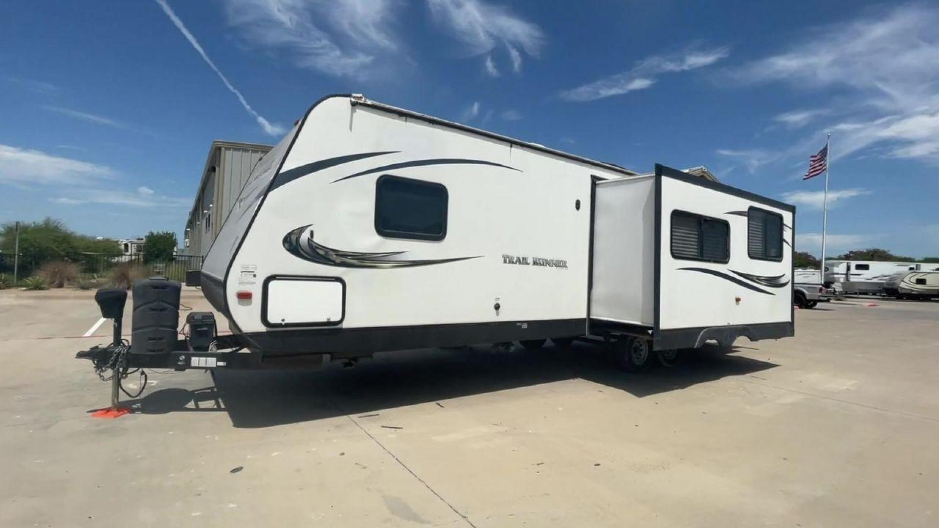 2016 WHITE HEARTLAND TRAIL RUNNER 27RKS (5SFEB3321GE) , Length: 33.4 ft. | Dry Weight: 6,542 lbs. | Gross Weight: 9,000 lbs. | Slides: 1 transmission, located at 4319 N Main Street, Cleburne, TX, 76033, (817) 221-0660, 32.435829, -97.384178 - With the 2016 Heartland Trail Runner 27RKS travel trailer, set out on an adventure-filled and comfortable tour. For those looking for an unforgettable camping experience, this well-designed RV offers the ideal blend of roomy living, contemporary conveniences, and considerate features. The measuremen - Photo#5