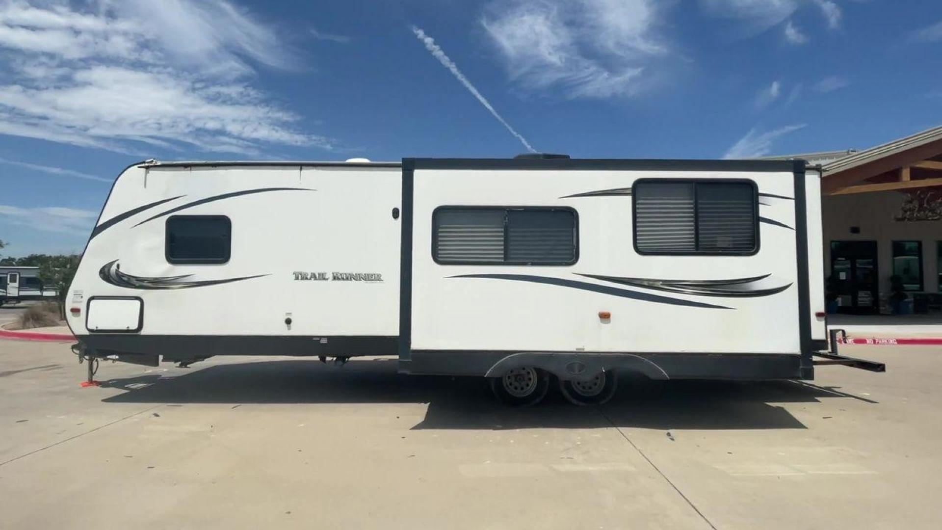 2016 WHITE HEARTLAND TRAIL RUNNER 27RKS (5SFEB3321GE) , Length: 33.4 ft. | Dry Weight: 6,542 lbs. | Gross Weight: 9,000 lbs. | Slides: 1 transmission, located at 4319 N Main Street, Cleburne, TX, 76033, (817) 221-0660, 32.435829, -97.384178 - With the 2016 Heartland Trail Runner 27RKS travel trailer, set out on an adventure-filled and comfortable tour. For those looking for an unforgettable camping experience, this well-designed RV offers the ideal blend of roomy living, contemporary conveniences, and considerate features. The measuremen - Photo#6