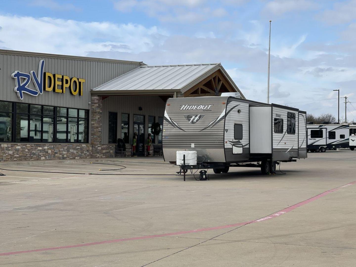 2016 WHITE HIDEOUT 300LHS - (4YDT30027G7) , Length: 35 ft | Dry Weight: 8,055 lbs | Gross Weight: 9,840 lbs. | Slides: 2 transmission, located at 4319 N Main Street, Cleburne, TX, 76033, (817) 221-0660, 32.435829, -97.384178 - The 2016 Keystone Hideout 300LHS is a well-designed travel trailer that combines comfort, functionality, and family-friendly features. Its thoughtful layout ensures a relaxing camping experience for families or groups seeking both style and practicality. The dimensions of this unit are 35 ft in leng - Photo#0