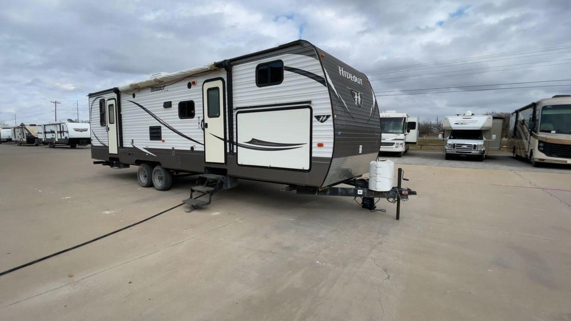 2016 WHITE HIDEOUT 300LHS - (4YDT30027G7) , Length: 35 ft | Dry Weight: 8,055 lbs | Gross Weight: 9,840 lbs. | Slides: 2 transmission, located at 4319 N Main Street, Cleburne, TX, 76033, (817) 221-0660, 32.435829, -97.384178 - The 2016 Keystone Hideout 300LHS is a well-designed travel trailer that combines comfort, functionality, and family-friendly features. Its thoughtful layout ensures a relaxing camping experience for families or groups seeking both style and practicality. The dimensions of this unit are 35 ft in leng - Photo#3