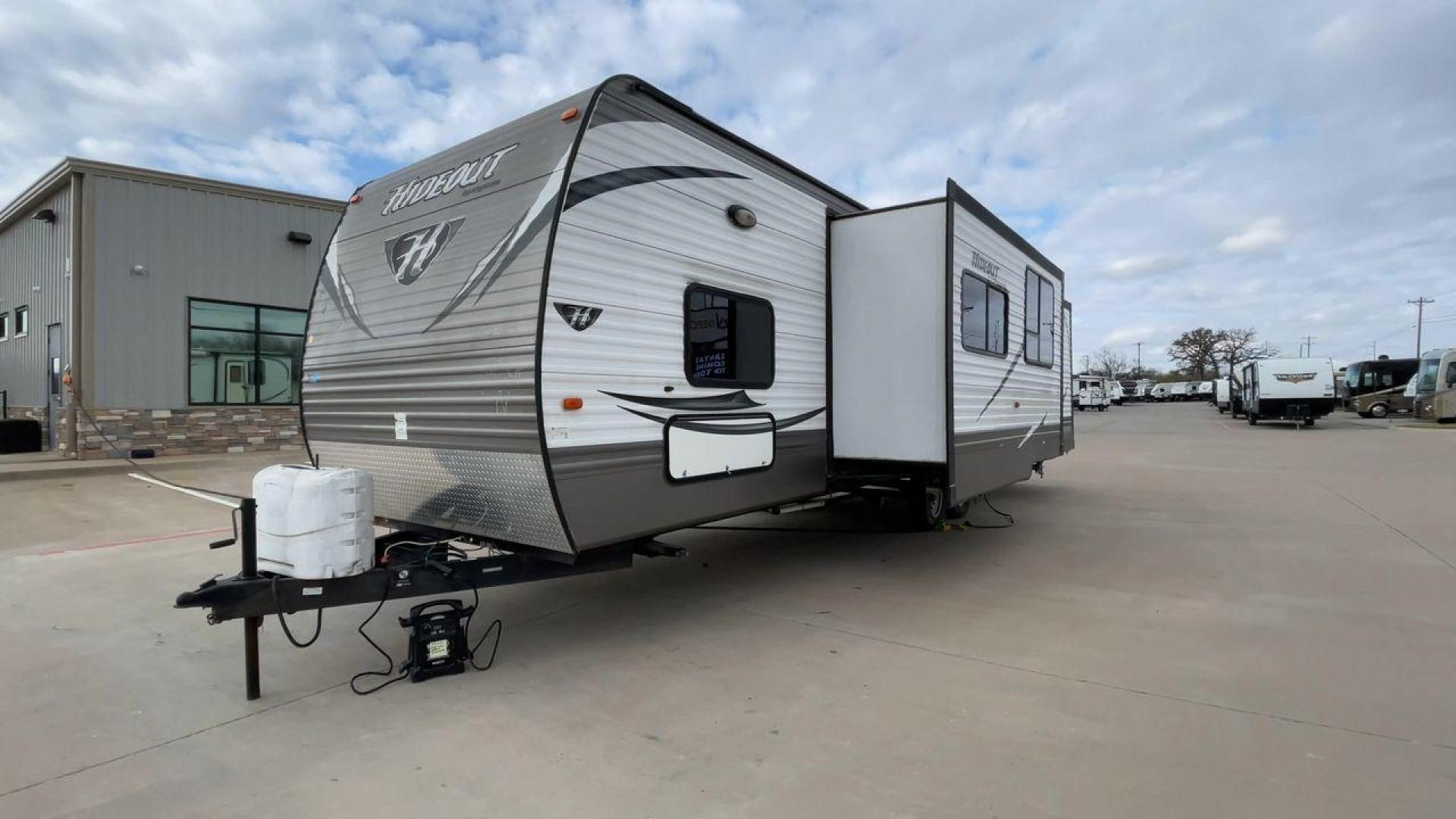 2016 WHITE HIDEOUT 300LHS - (4YDT30027G7) , Length: 35 ft | Dry Weight: 8,055 lbs | Gross Weight: 9,840 lbs. | Slides: 2 transmission, located at 4319 N Main Street, Cleburne, TX, 76033, (817) 221-0660, 32.435829, -97.384178 - The 2016 Keystone Hideout 300LHS is a well-designed travel trailer that combines comfort, functionality, and family-friendly features. Its thoughtful layout ensures a relaxing camping experience for families or groups seeking both style and practicality. The dimensions of this unit are 35 ft in leng - Photo#5