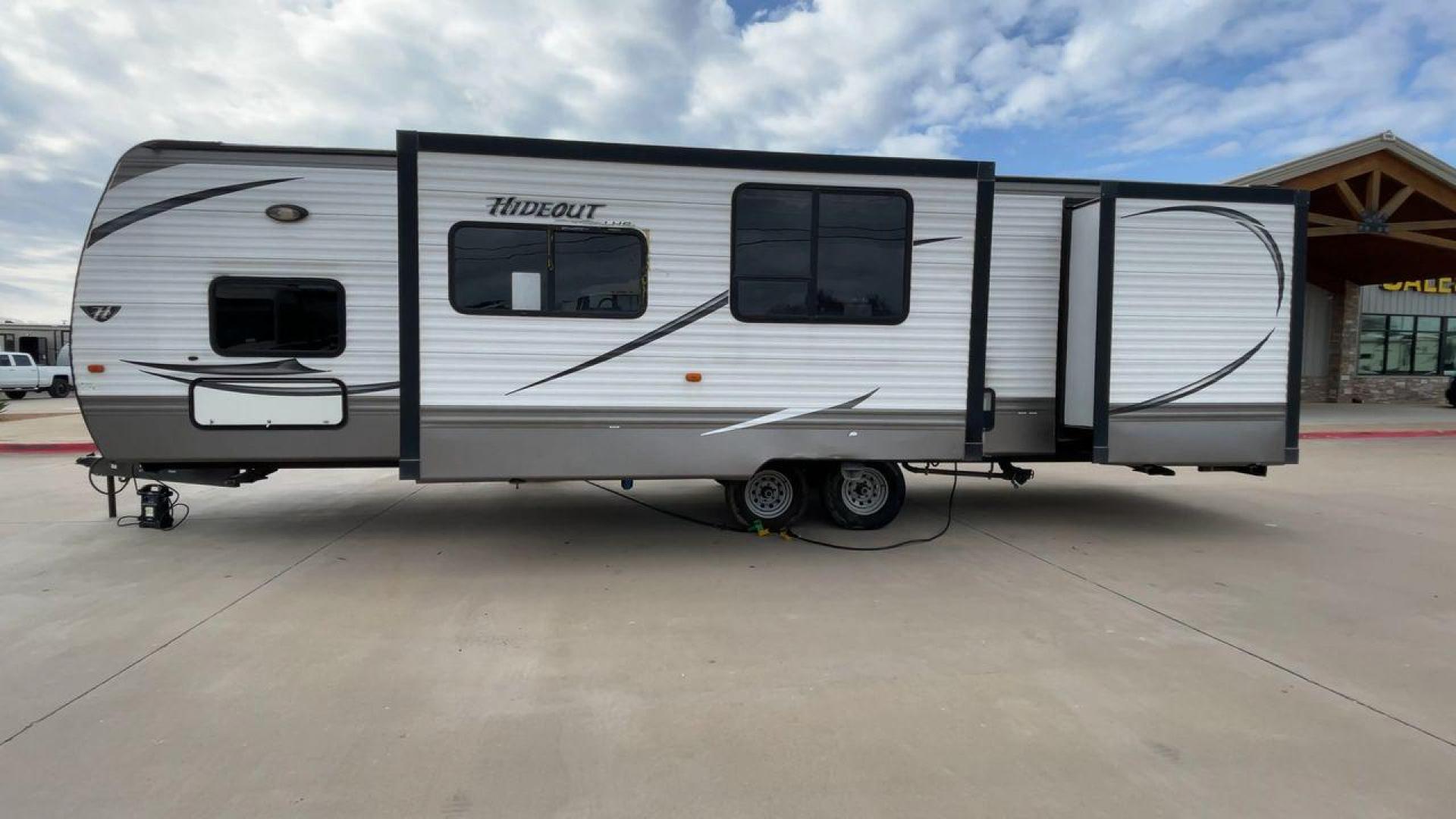 2016 WHITE HIDEOUT 300LHS - (4YDT30027G7) , Length: 35 ft | Dry Weight: 8,055 lbs | Gross Weight: 9,840 lbs. | Slides: 2 transmission, located at 4319 N Main Street, Cleburne, TX, 76033, (817) 221-0660, 32.435829, -97.384178 - The 2016 Keystone Hideout 300LHS is a well-designed travel trailer that combines comfort, functionality, and family-friendly features. Its thoughtful layout ensures a relaxing camping experience for families or groups seeking both style and practicality. The dimensions of this unit are 35 ft in leng - Photo#6