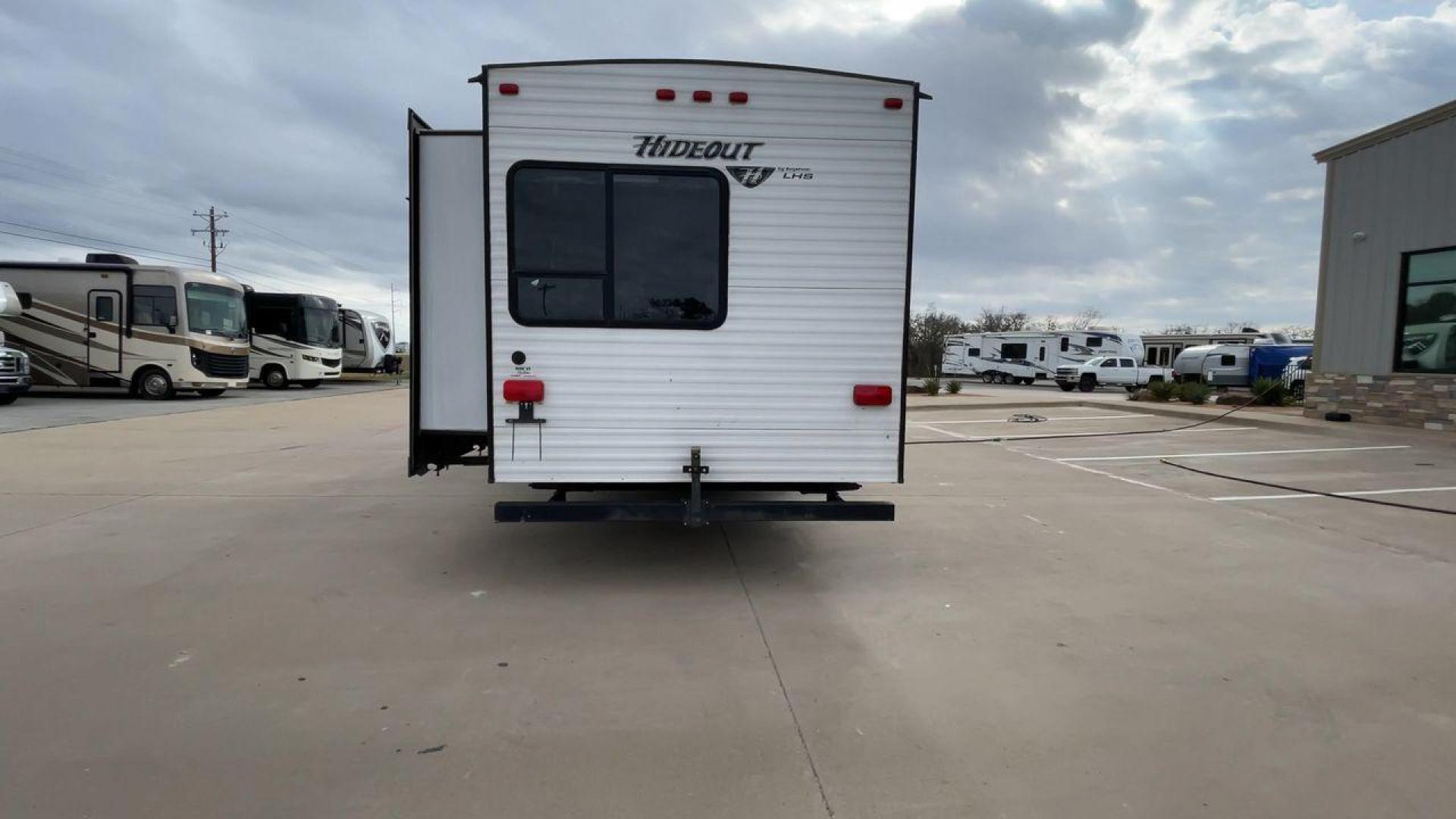 2016 WHITE HIDEOUT 300LHS - (4YDT30027G7) , Length: 35 ft | Dry Weight: 8,055 lbs | Gross Weight: 9,840 lbs. | Slides: 2 transmission, located at 4319 N Main Street, Cleburne, TX, 76033, (817) 221-0660, 32.435829, -97.384178 - The 2016 Keystone Hideout 300LHS is a well-designed travel trailer that combines comfort, functionality, and family-friendly features. Its thoughtful layout ensures a relaxing camping experience for families or groups seeking both style and practicality. The dimensions of this unit are 35 ft in leng - Photo#8