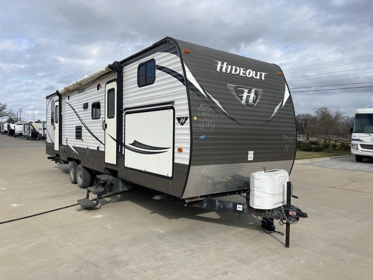 2016 WHITE HIDEOUT 300LHS - (4YDT30027G7) , Length: 35 ft | Dry Weight: 8,055 lbs | Gross Weight: 9,840 lbs. | Slides: 2 transmission, located at 4319 N Main Street, Cleburne, TX, 76033, (817) 221-0660, 32.435829, -97.384178 - The 2016 Keystone Hideout 300LHS is a well-designed travel trailer that combines comfort, functionality, and family-friendly features. Its thoughtful layout ensures a relaxing camping experience for families or groups seeking both style and practicality. The dimensions of this unit are 35 ft in leng - Photo#22