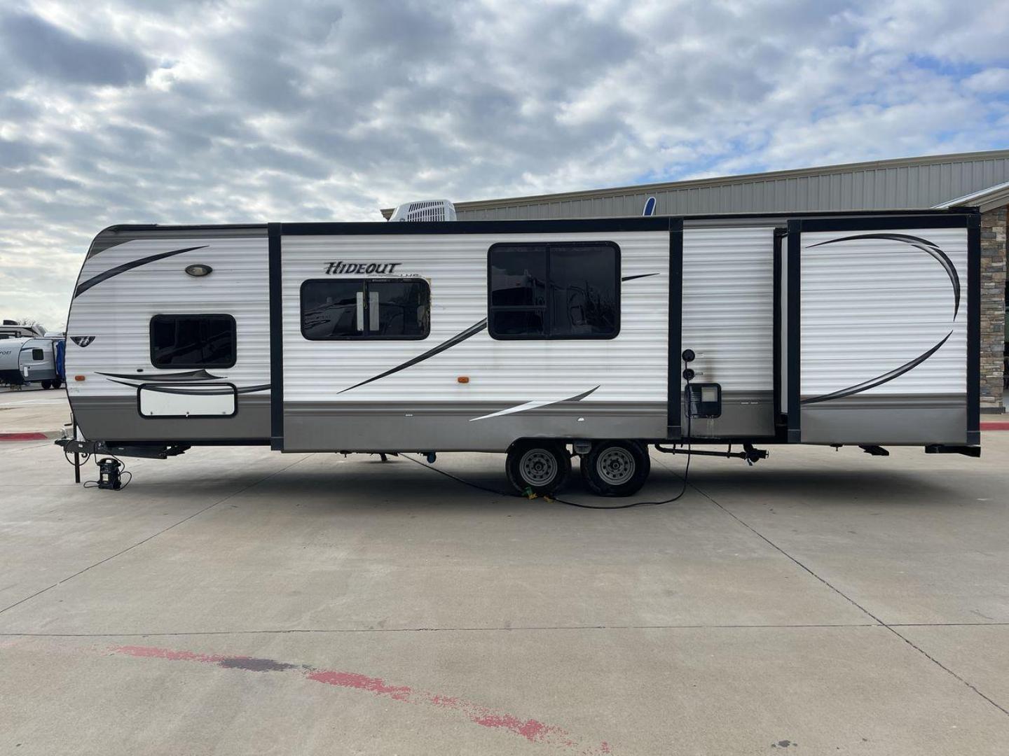 2016 WHITE HIDEOUT 300LHS - (4YDT30027G7) , Length: 35 ft | Dry Weight: 8,055 lbs | Gross Weight: 9,840 lbs. | Slides: 2 transmission, located at 4319 N Main Street, Cleburne, TX, 76033, (817) 221-0660, 32.435829, -97.384178 - The 2016 Keystone Hideout 300LHS is a well-designed travel trailer that combines comfort, functionality, and family-friendly features. Its thoughtful layout ensures a relaxing camping experience for families or groups seeking both style and practicality. The dimensions of this unit are 35 ft in leng - Photo#23