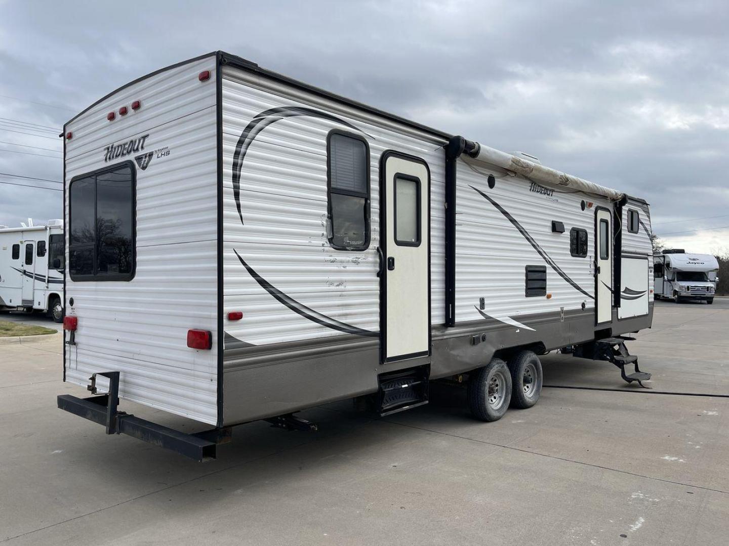 2016 WHITE HIDEOUT 300LHS - (4YDT30027G7) , Length: 35 ft | Dry Weight: 8,055 lbs | Gross Weight: 9,840 lbs. | Slides: 2 transmission, located at 4319 N Main Street, Cleburne, TX, 76033, (817) 221-0660, 32.435829, -97.384178 - The 2016 Keystone Hideout 300LHS is a well-designed travel trailer that combines comfort, functionality, and family-friendly features. Its thoughtful layout ensures a relaxing camping experience for families or groups seeking both style and practicality. The dimensions of this unit are 35 ft in leng - Photo#24