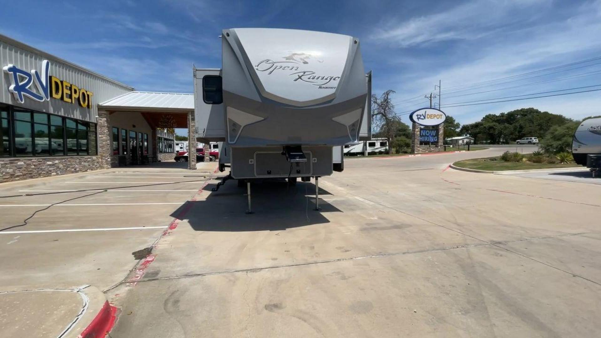 2016 HIGHLAND RIDGE OPEN RANGE 376FBH (58TFL4124G5) , Length: 41.9 ft. | Dry Weight: 12,015 lbs. | Gross Weight: 16,460 lbs. | Slides: 5 transmission, located at 4319 N Main Street, Cleburne, TX, 76033, (817) 221-0660, 32.435829, -97.384178 - Photo#4