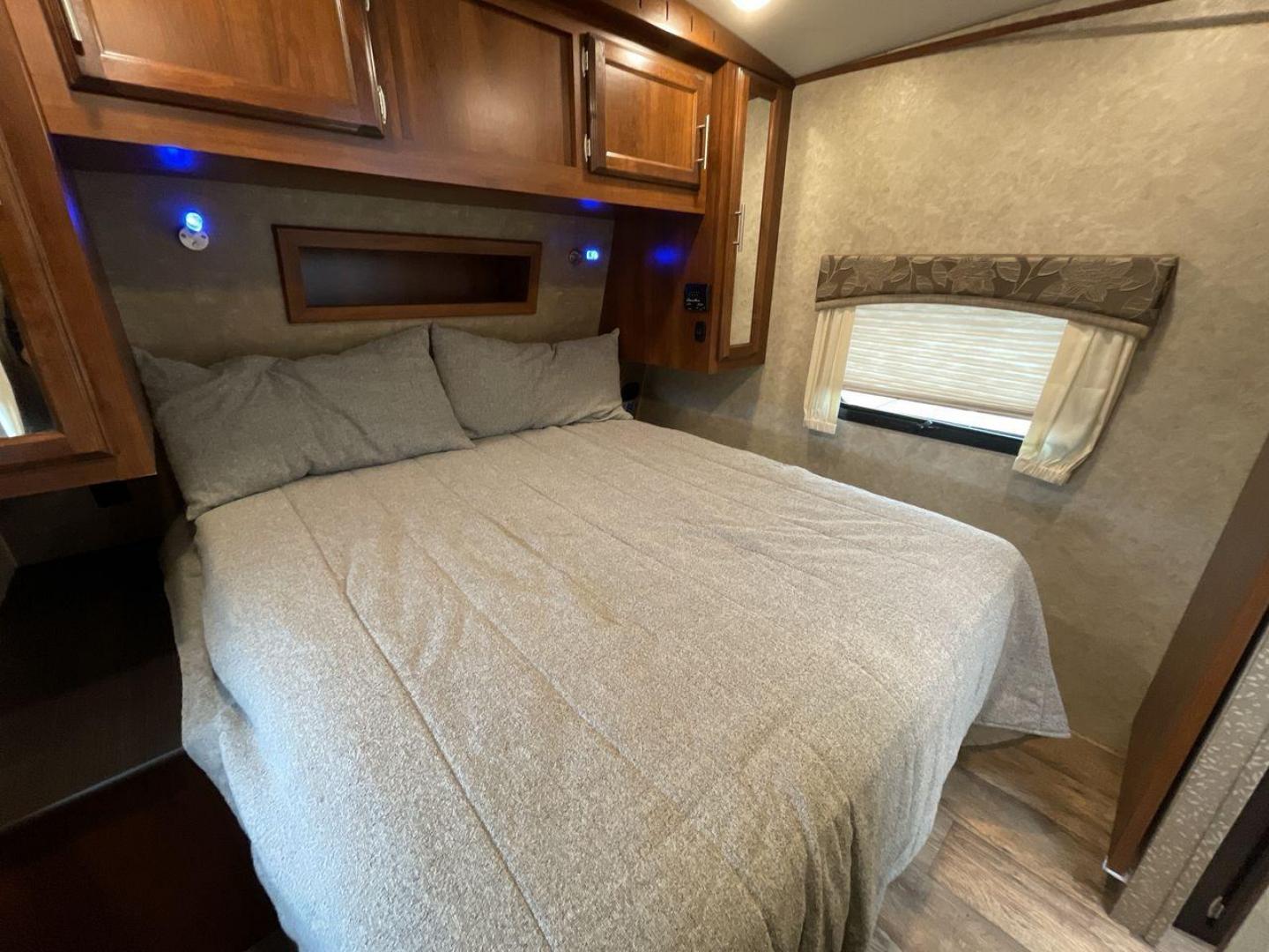 2016 JAYCO EAGLE 324BHTS (1UJBJ0BT0G1) , located at 4319 N Main Street, Cleburne, TX, 76033, (817) 221-0660, 32.435829, -97.384178 - Photo#16