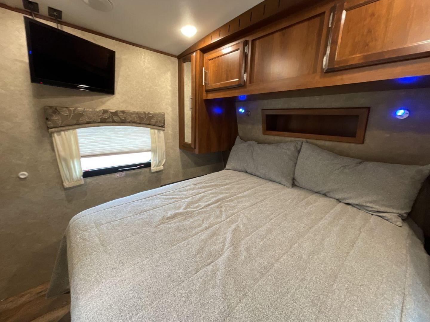 2016 JAYCO EAGLE 324BHTS (1UJBJ0BT0G1) , located at 4319 N Main Street, Cleburne, TX, 76033, (817) 221-0660, 32.435829, -97.384178 - Photo#17