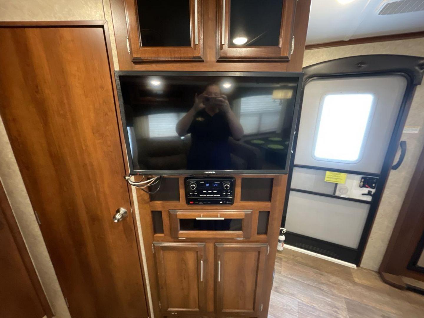 2016 JAYCO EAGLE 324BHTS (1UJBJ0BT0G1) , located at 4319 N Main Street, Cleburne, TX, 76033, (817) 221-0660, 32.435829, -97.384178 - Photo#20