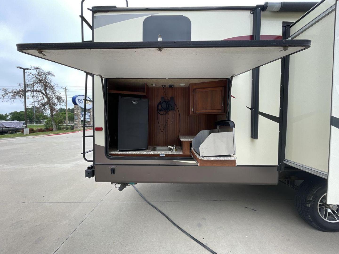 2016 JAYCO EAGLE 324BHTS (1UJBJ0BT0G1) , located at 4319 N Main Street, Cleburne, TX, 76033, (817) 221-0660, 32.435829, -97.384178 - Photo#22