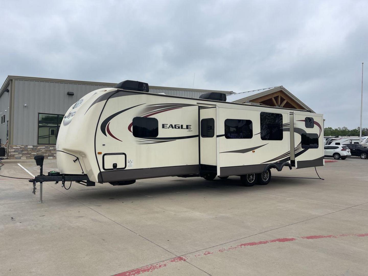 2016 JAYCO EAGLE 324BHTS (1UJBJ0BT0G1) , located at 4319 N Main Street, Cleburne, TX, 76033, (817) 221-0660, 32.435829, -97.384178 - Photo#24