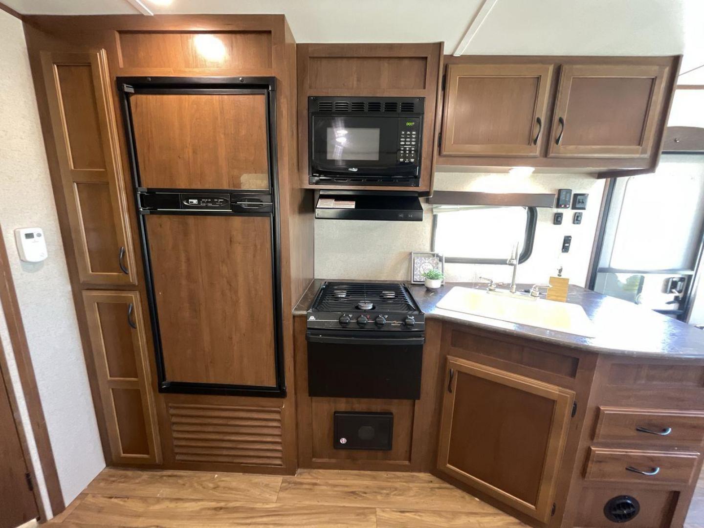 2016 JAYCO JAYFLIGHT 265RLS (1UJBJ0BN2G1) , located at 4319 N Main Street, Cleburne, TX, 76033, (817) 221-0660, 32.435829, -97.384178 - Photo#9