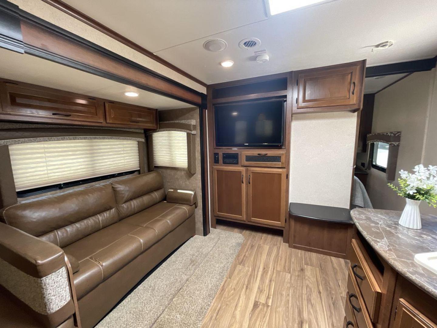 2016 JAYCO JAYFLIGHT 27BH (1UJBJ0BP9G7) , located at 4319 N Main Street, Cleburne, TX, 76033, (817) 221-0660, 32.435829, -97.384178 - Photo#11