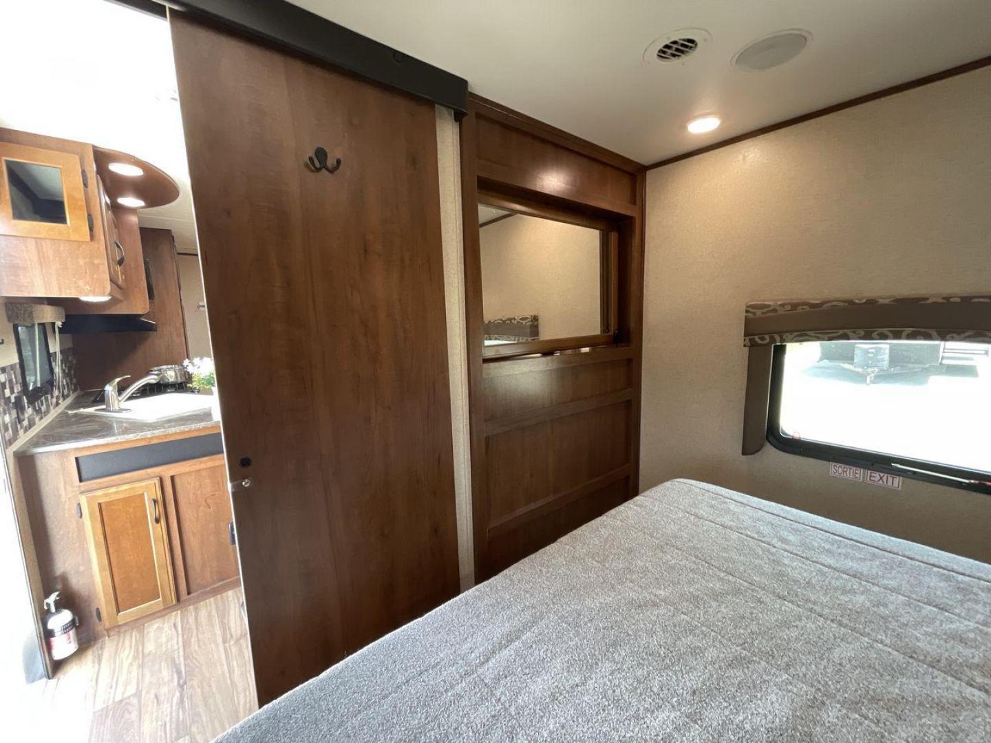 2016 JAYCO JAYFLIGHT 27BH (1UJBJ0BP9G7) , located at 4319 N Main Street, Cleburne, TX, 76033, (817) 221-0660, 32.435829, -97.384178 - Photo#18