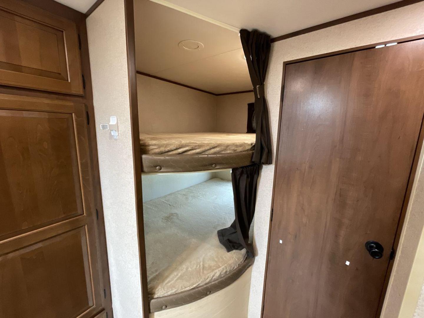 2016 JAYCO JAYFLIGHT 27BH (1UJBJ0BP9G7) , located at 4319 N Main Street, Cleburne, TX, 76033, (817) 221-0660, 32.435829, -97.384178 - Photo#21