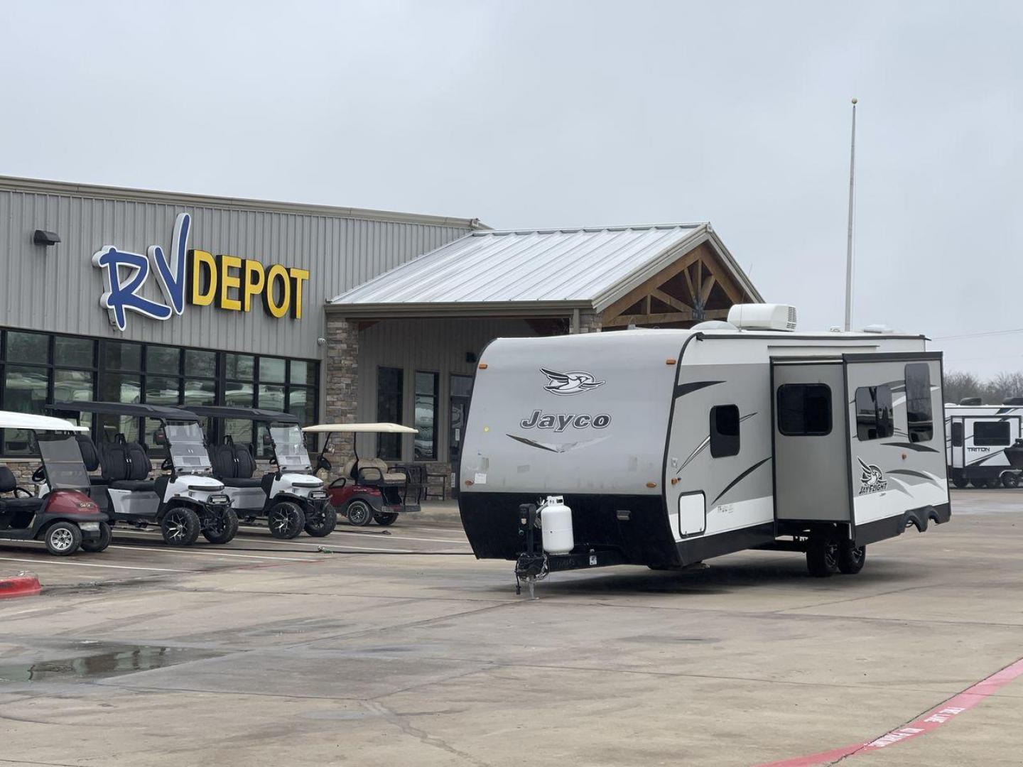 2016 JAYCO JAYFLIGHT 27BH (1UJBJ0BP9G7) , Length: 30 ft | Slides: 1 transmission, located at 4319 N Main Street, Cleburne, TX, 76033, (817) 221-0660, 32.435829, -97.384178 - The 2016 Jayco Jay Flight 27BH is a 30-foot travel trailer built for comfort and adventure. Its exterior features a sleek, aerodynamic front with Jayco’s signature graphics and durable aluminum siding. The single slide expands the living space. The dual-axle design with stylish alloy wheels ensure - Photo#0