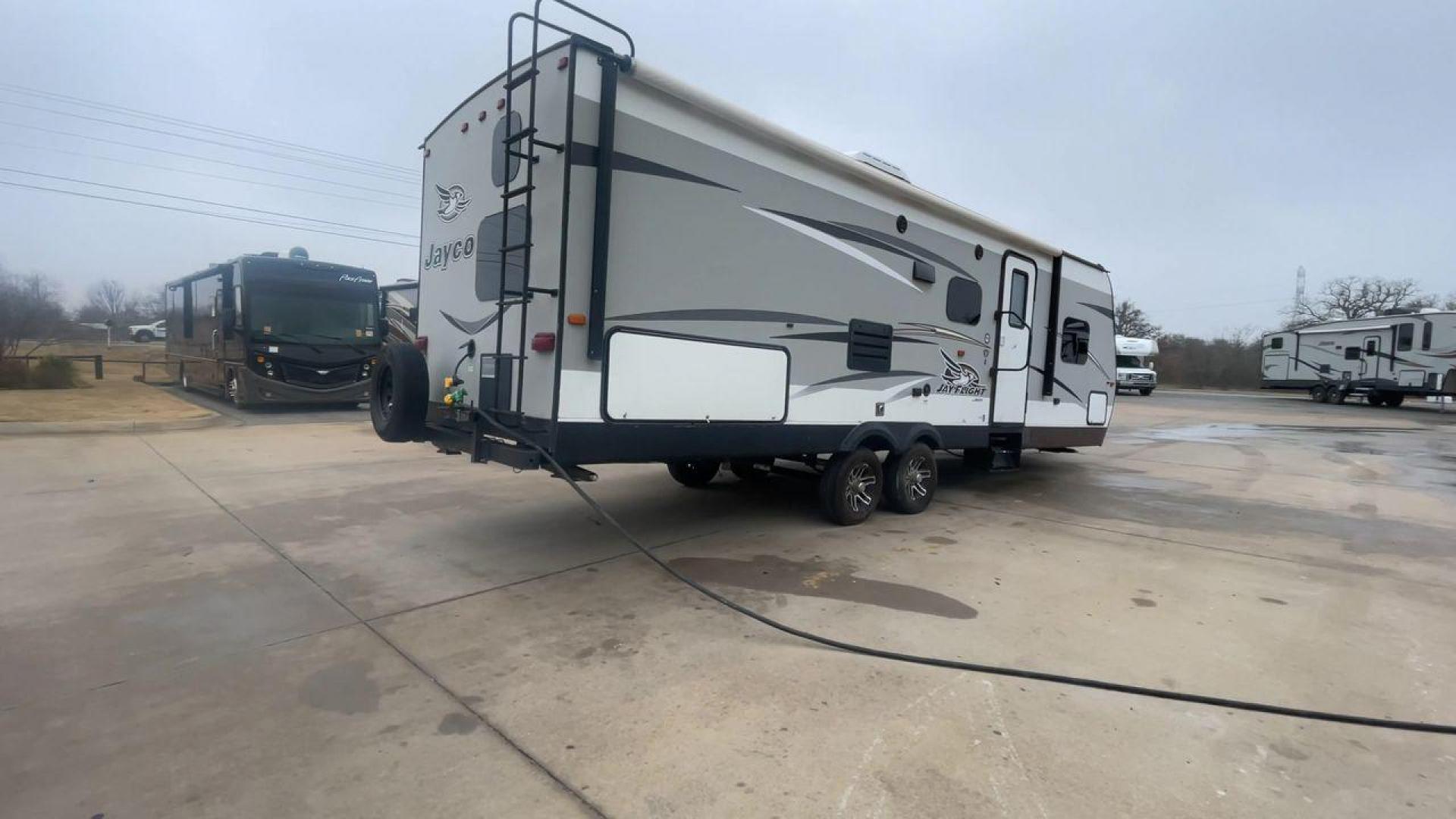 2016 JAYCO JAYFLIGHT 27BH (1UJBJ0BP9G7) , Length: 30 ft | Slides: 1 transmission, located at 4319 N Main Street, Cleburne, TX, 76033, (817) 221-0660, 32.435829, -97.384178 - The 2016 Jayco Jay Flight 27BH is a 30-foot travel trailer built for comfort and adventure. Its exterior features a sleek, aerodynamic front with Jayco’s signature graphics and durable aluminum siding. The single slide expands the living space. The dual-axle design with stylish alloy wheels ensure - Photo#1