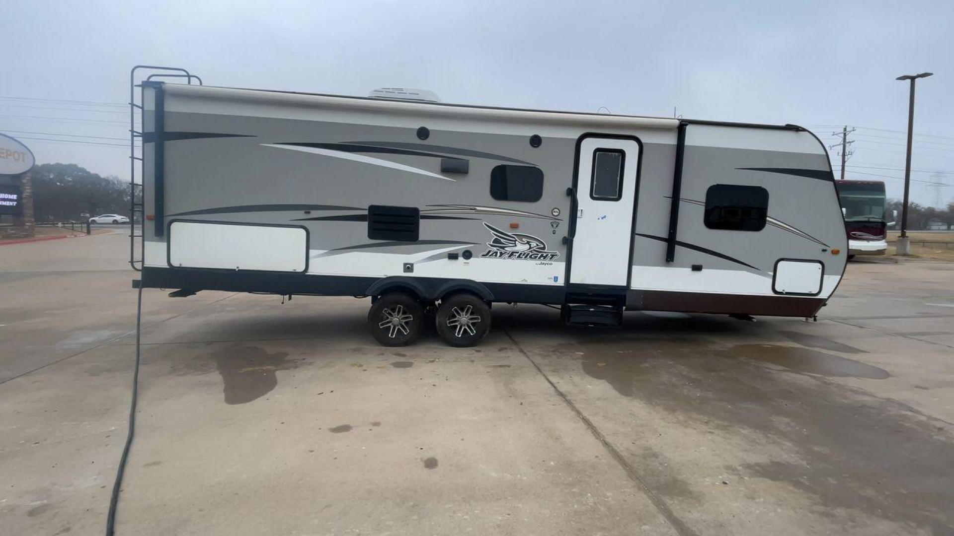 2016 JAYCO JAYFLIGHT 27BH (1UJBJ0BP9G7) , Length: 30 ft | Slides: 1 transmission, located at 4319 N Main Street, Cleburne, TX, 76033, (817) 221-0660, 32.435829, -97.384178 - The 2016 Jayco Jay Flight 27BH is a 30-foot travel trailer built for comfort and adventure. Its exterior features a sleek, aerodynamic front with Jayco’s signature graphics and durable aluminum siding. The single slide expands the living space. The dual-axle design with stylish alloy wheels ensure - Photo#2