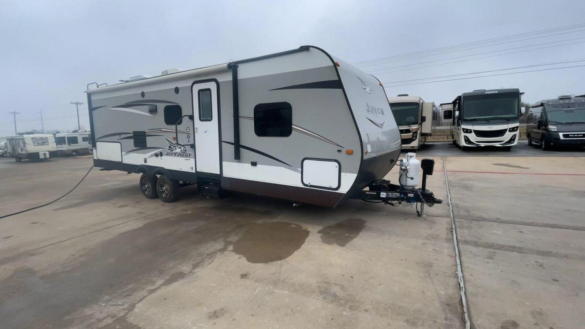 2016 JAYCO JAYFLIGHT 27BH (1UJBJ0BP9G7) , Length: 30 ft | Slides: 1 transmission, located at 4319 N Main Street, Cleburne, TX, 76033, (817) 221-0660, 32.435829, -97.384178 - The 2016 Jayco Jay Flight 27BH is a 30-foot travel trailer built for comfort and adventure. Its exterior features a sleek, aerodynamic front with Jayco’s signature graphics and durable aluminum siding. The single slide expands the living space. The dual-axle design with stylish alloy wheels ensure - Photo#3