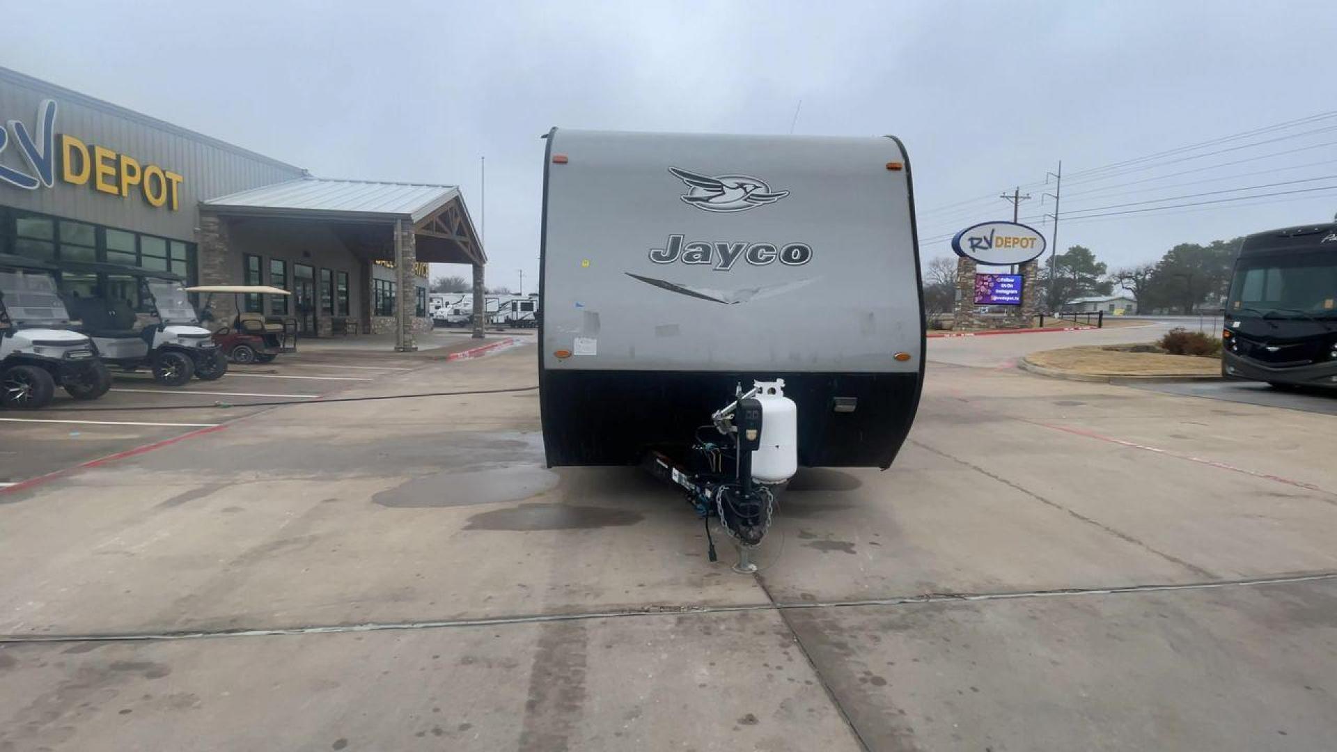 2016 JAYCO JAYFLIGHT 27BH (1UJBJ0BP9G7) , Length: 30 ft | Slides: 1 transmission, located at 4319 N Main Street, Cleburne, TX, 76033, (817) 221-0660, 32.435829, -97.384178 - The 2016 Jayco Jay Flight 27BH is a 30-foot travel trailer built for comfort and adventure. Its exterior features a sleek, aerodynamic front with Jayco’s signature graphics and durable aluminum siding. The single slide expands the living space. The dual-axle design with stylish alloy wheels ensure - Photo#4