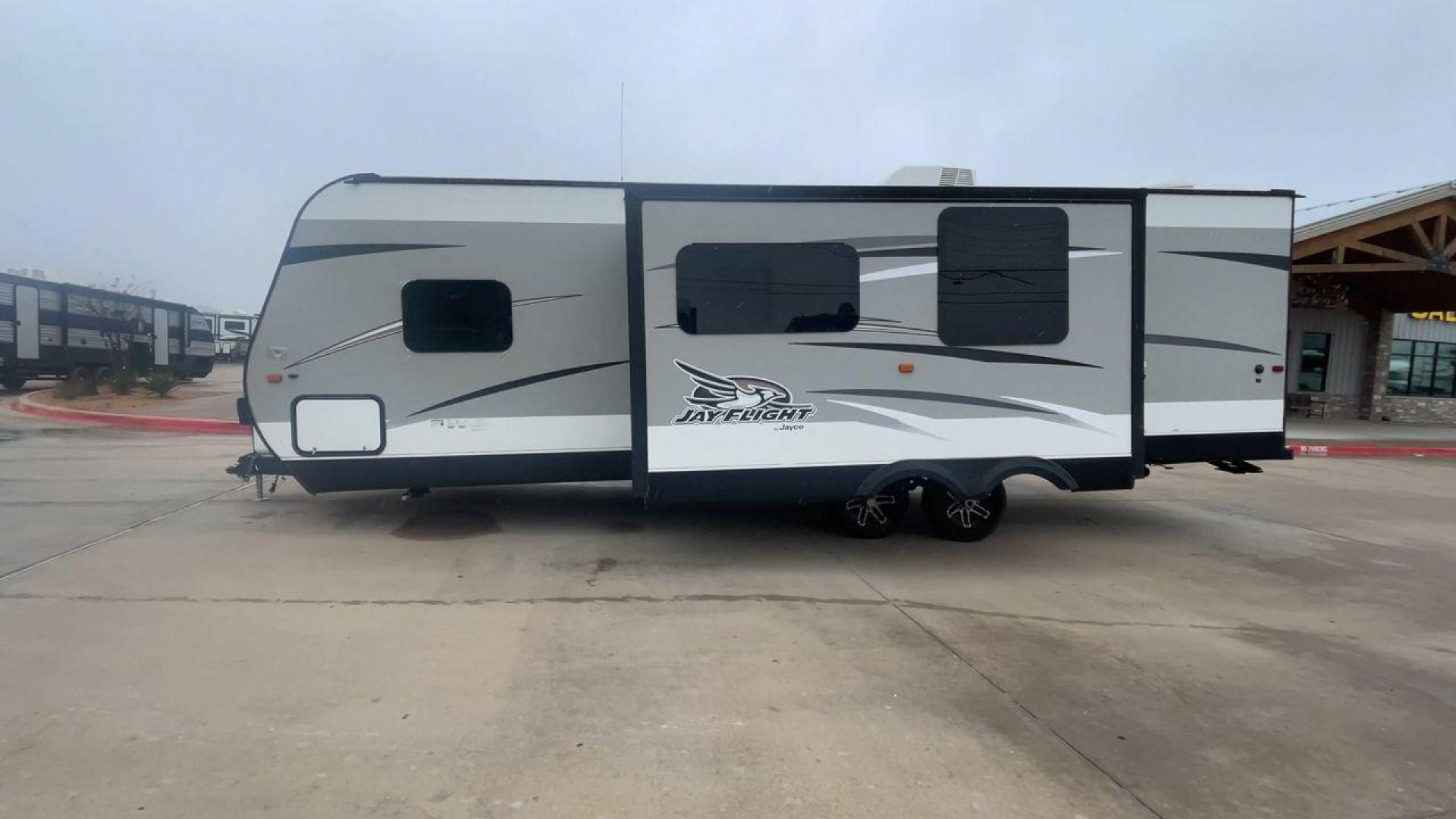 2016 JAYCO JAYFLIGHT 27BH (1UJBJ0BP9G7) , Length: 30 ft | Slides: 1 transmission, located at 4319 N Main Street, Cleburne, TX, 76033, (817) 221-0660, 32.435829, -97.384178 - The 2016 Jayco Jay Flight 27BH is a 30-foot travel trailer built for comfort and adventure. Its exterior features a sleek, aerodynamic front with Jayco’s signature graphics and durable aluminum siding. The single slide expands the living space. The dual-axle design with stylish alloy wheels ensure - Photo#6