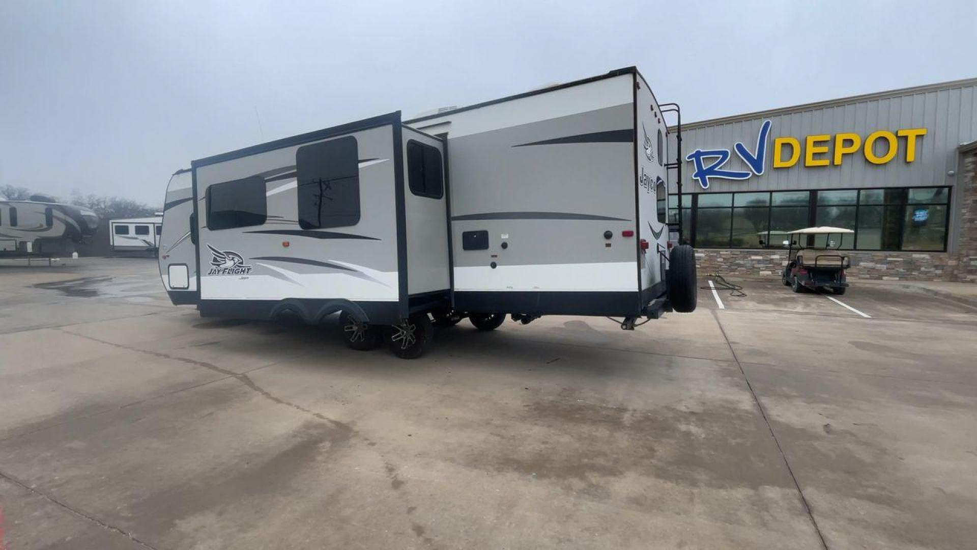 2016 JAYCO JAYFLIGHT 27BH (1UJBJ0BP9G7) , Length: 30 ft | Slides: 1 transmission, located at 4319 N Main Street, Cleburne, TX, 76033, (817) 221-0660, 32.435829, -97.384178 - The 2016 Jayco Jay Flight 27BH is a 30-foot travel trailer built for comfort and adventure. Its exterior features a sleek, aerodynamic front with Jayco’s signature graphics and durable aluminum siding. The single slide expands the living space. The dual-axle design with stylish alloy wheels ensure - Photo#7