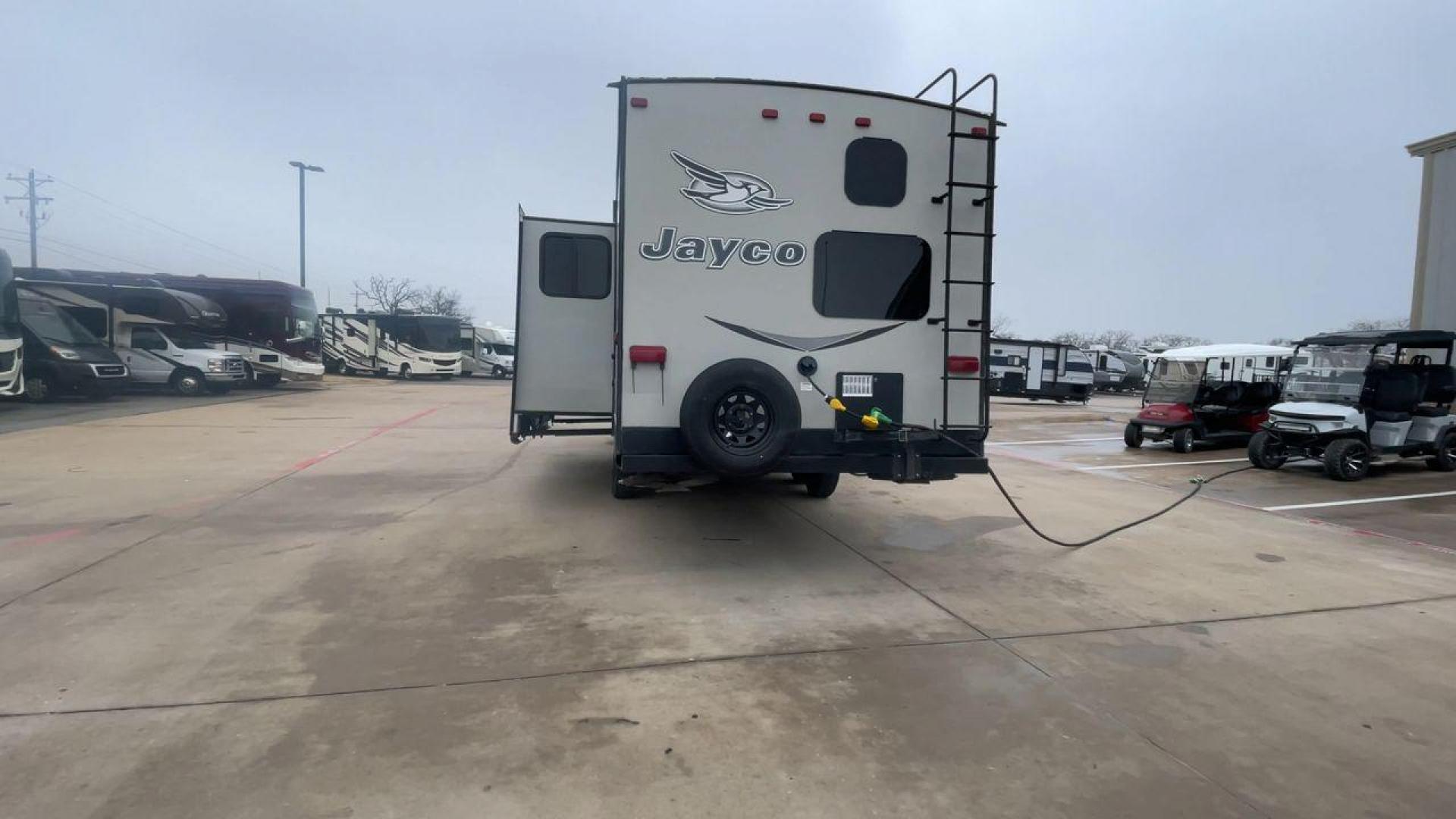 2016 JAYCO JAYFLIGHT 27BH (1UJBJ0BP9G7) , Length: 30 ft | Slides: 1 transmission, located at 4319 N Main Street, Cleburne, TX, 76033, (817) 221-0660, 32.435829, -97.384178 - The 2016 Jayco Jay Flight 27BH is a 30-foot travel trailer built for comfort and adventure. Its exterior features a sleek, aerodynamic front with Jayco’s signature graphics and durable aluminum siding. The single slide expands the living space. The dual-axle design with stylish alloy wheels ensure - Photo#8